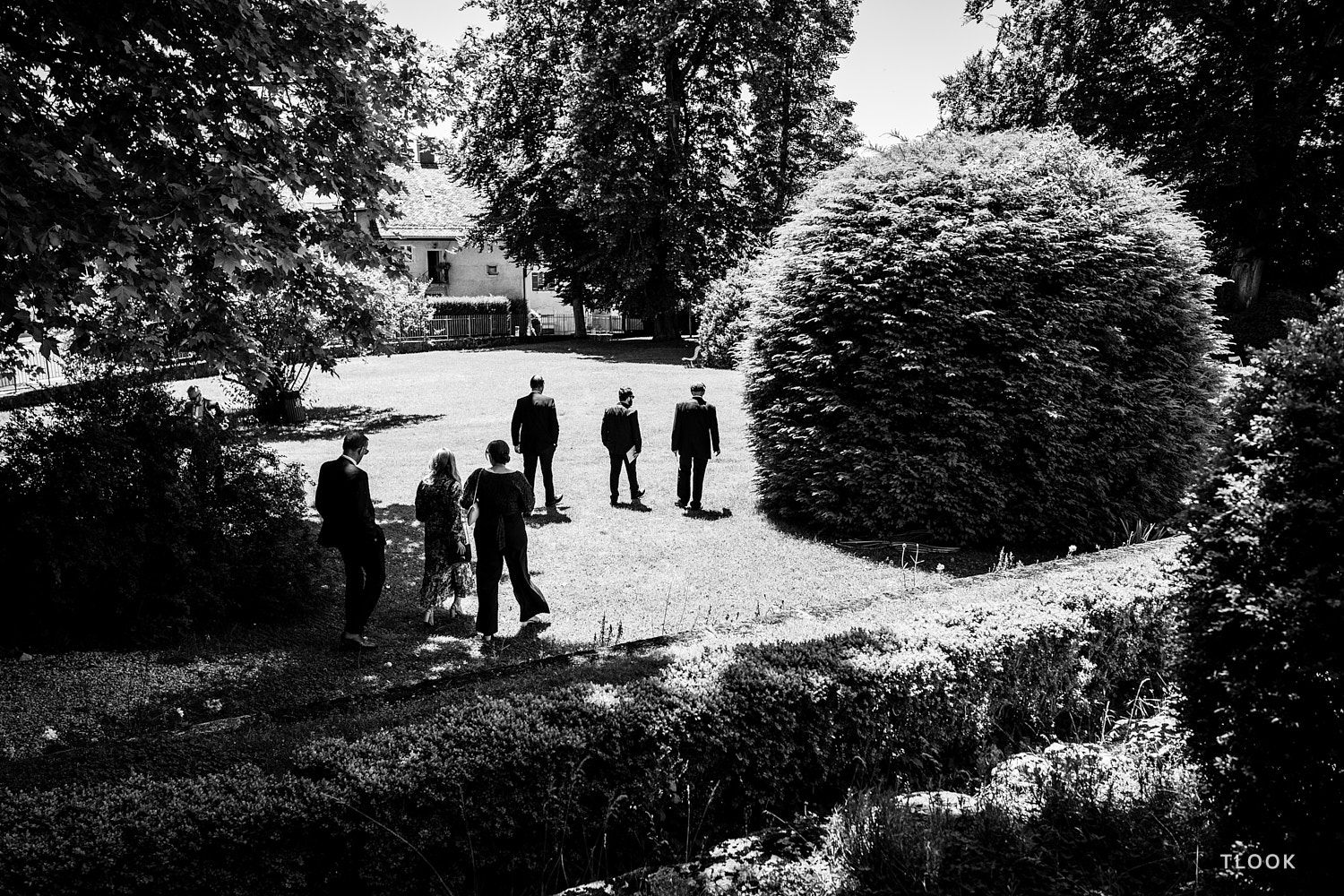 TLOOK photographe de mariage de style documentaire, château de la sarraz les invités arrivent