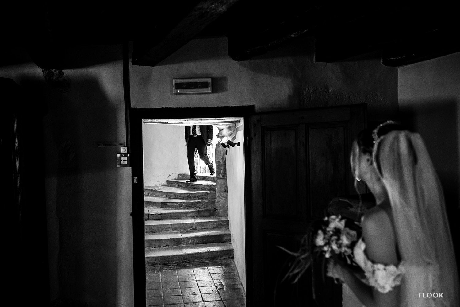 TLOOK photographe de mariage de style documentaire, château de la sarraz lors de la cérémonie le papa découvre la mariée