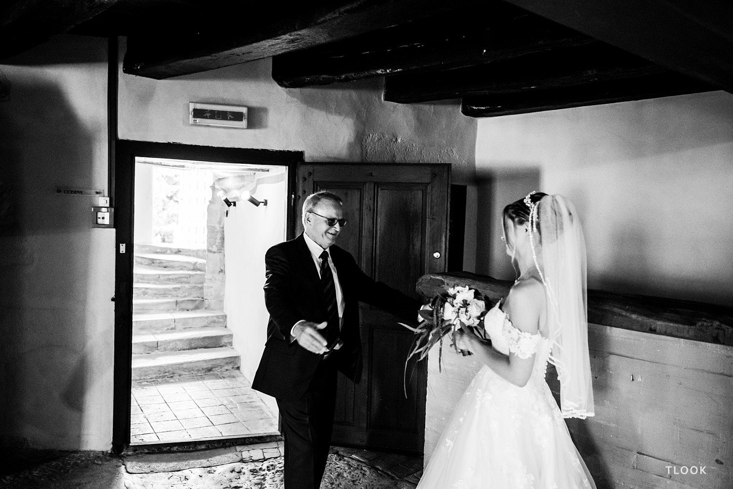 TLOOK photographe de mariage de style documentaire, château de la sarraz lors de la cérémonie le papa découvre la mariée