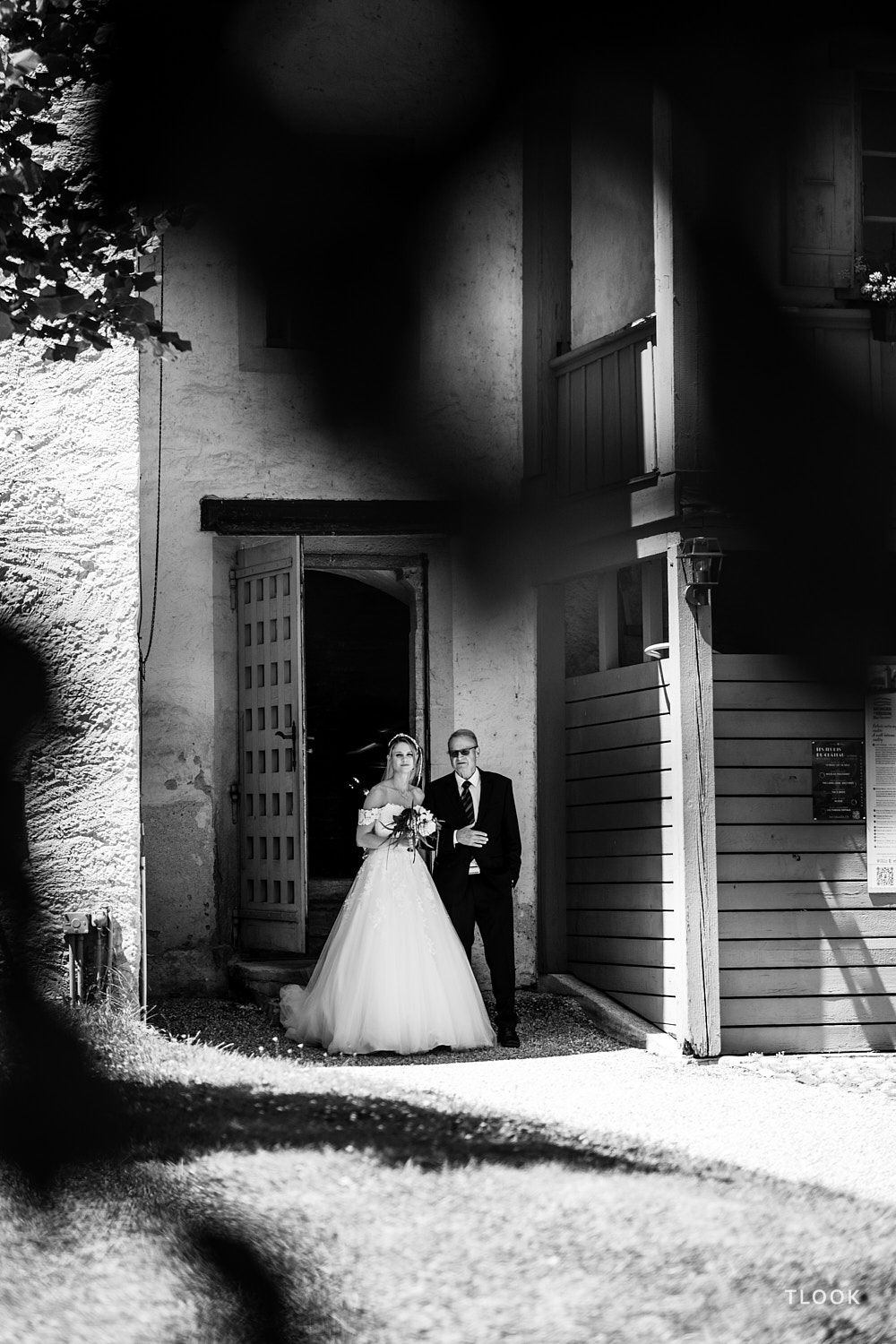 TLOOK photographe de mariage de style documentaire, château de la sarraz lors de la cérémonie la mariée arrive avec son papa