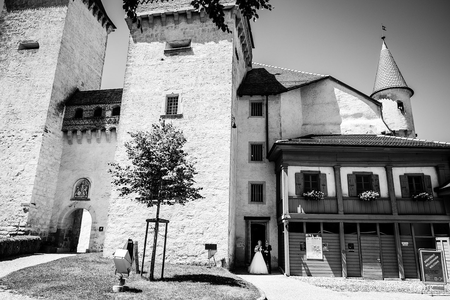 TLOOK photographe de mariage de style documentaire, château de la sarraz lors de la cérémonie la mariée arrive avec son papa