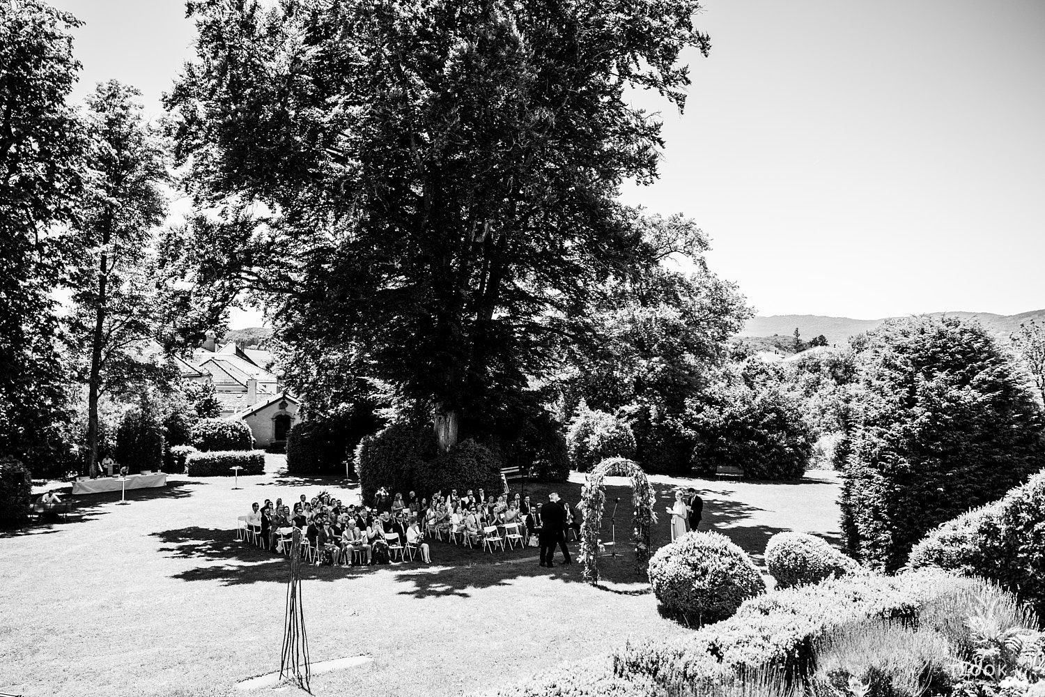 TLOOK photographe de mariage de style documentaire, château de la sarraz lors de la cérémonie la mariée arrive avec son papa