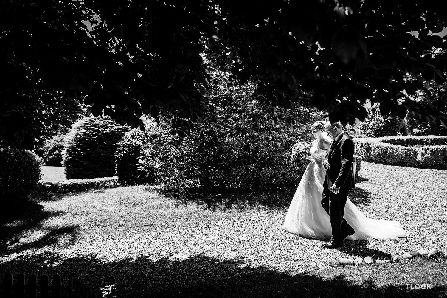 TLOOK photographe de mariage de style documentaire, château de la sarraz lors de la cérémonie la mariée arrive avec son papa
