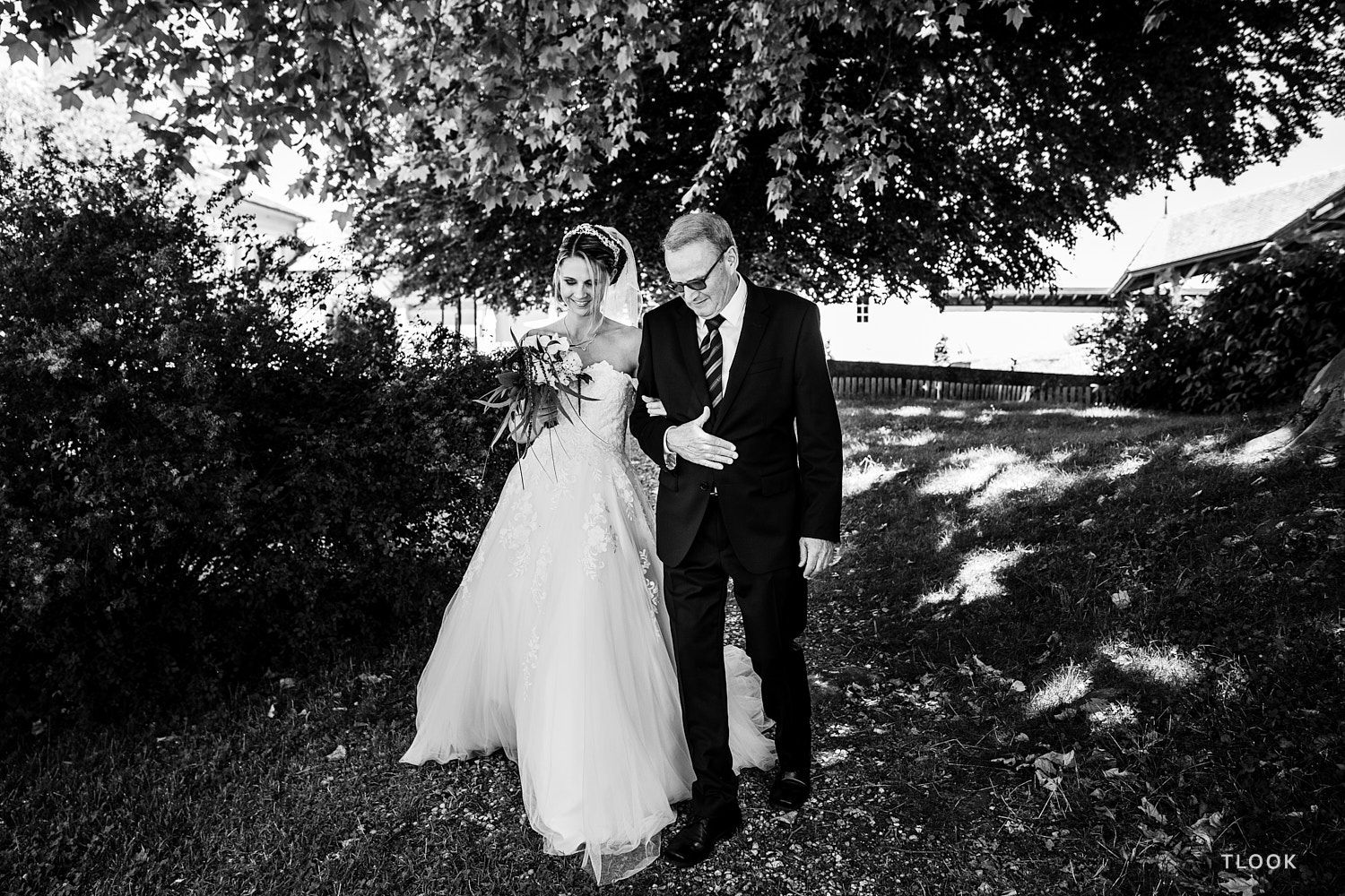 TLOOK photographe de mariage de style documentaire, château de la sarraz lors de la cérémonie la mariée arrive avec son papa