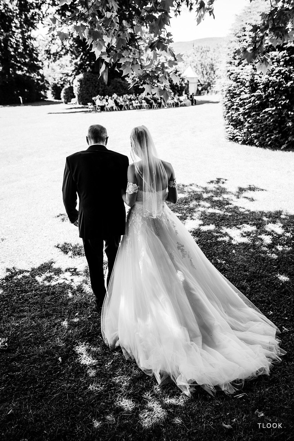TLOOK photographe de mariage de style documentaire, château de la sarraz lors de la cérémonie la mariée arrive avec son papa