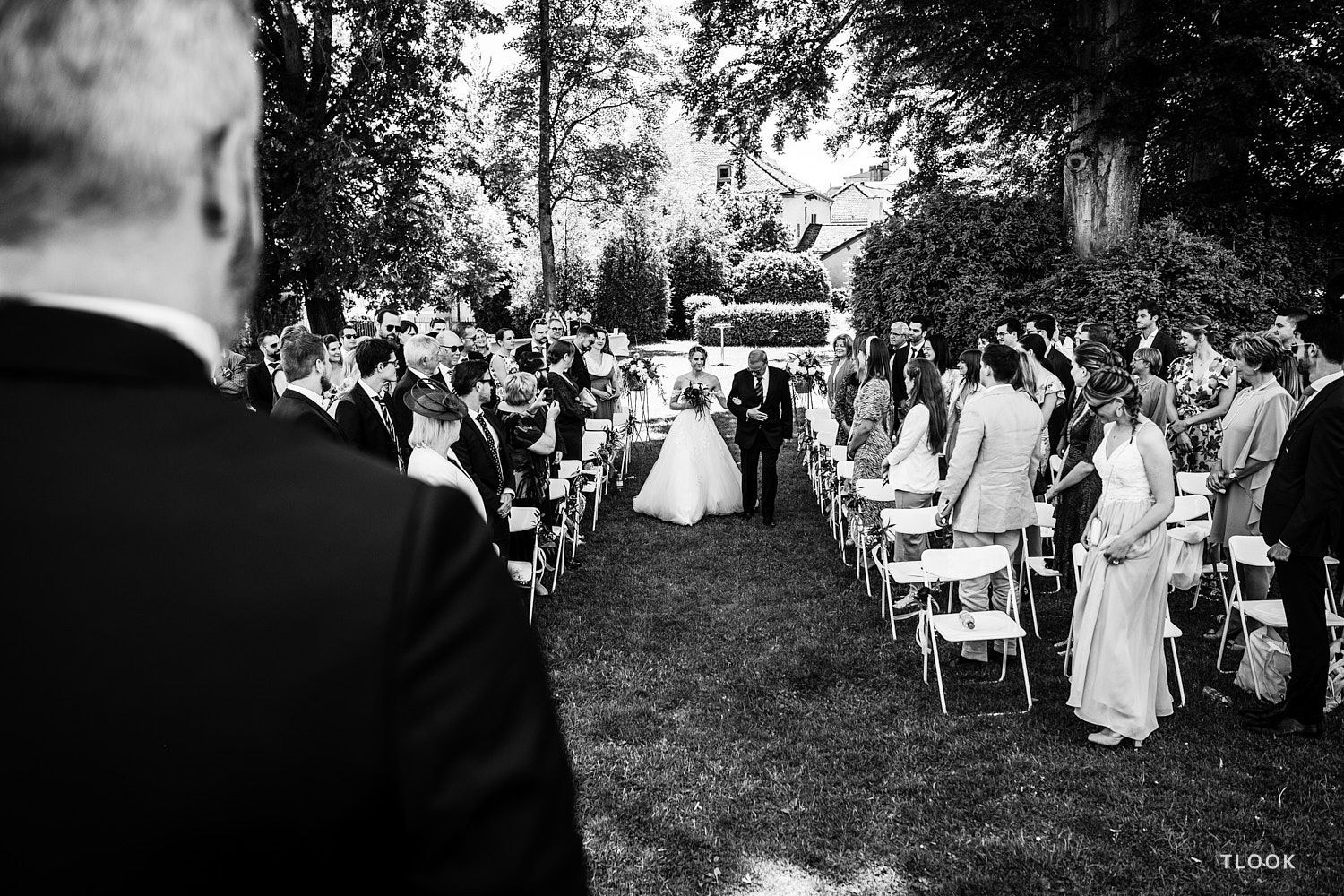 TLOOK photographe de mariage de style documentaire, château de la sarraz lors de la cérémonie la mariée arrive avec son papa