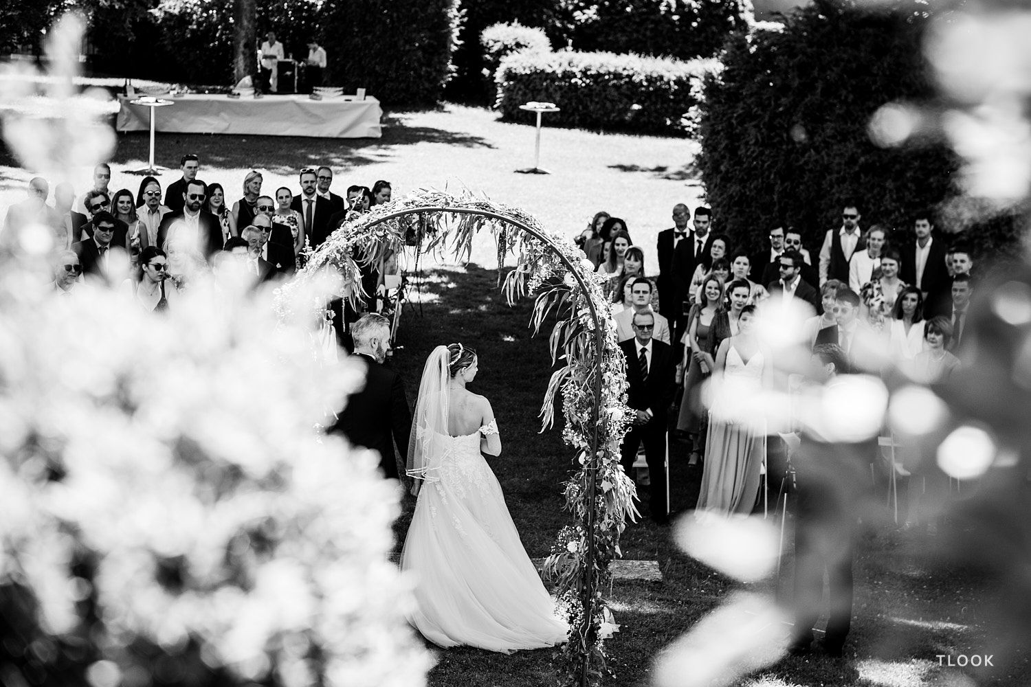 TLOOK photographe de mariage de style documentaire, château de la sarraz lors de la cérémonie