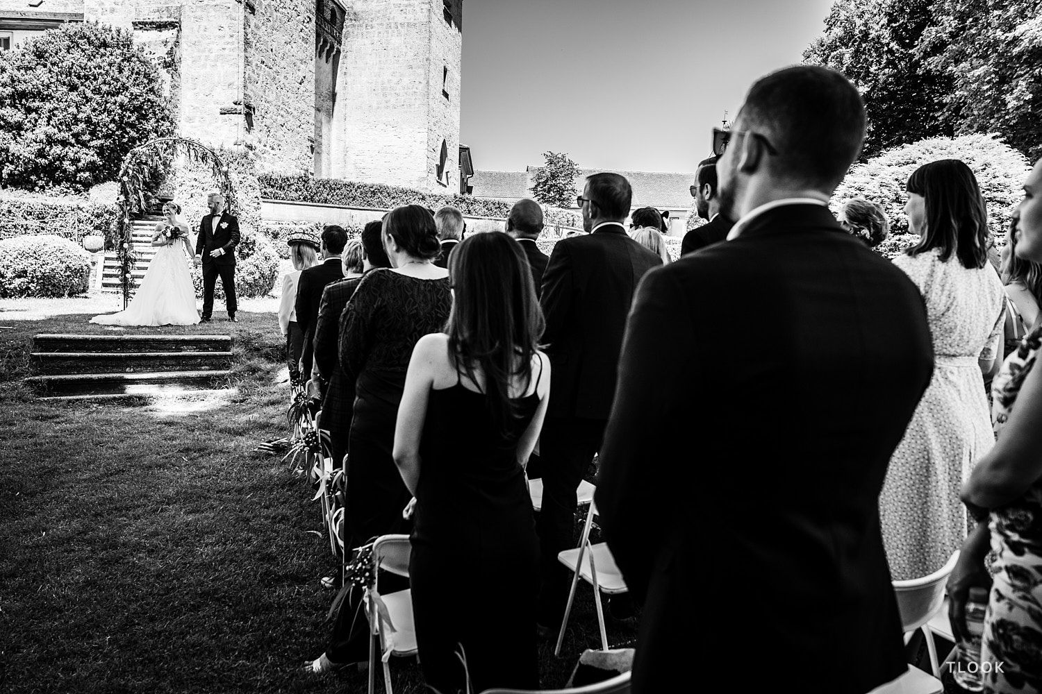 TLOOK photographe de mariage de style documentaire, château de la sarraz lors de la cérémonie