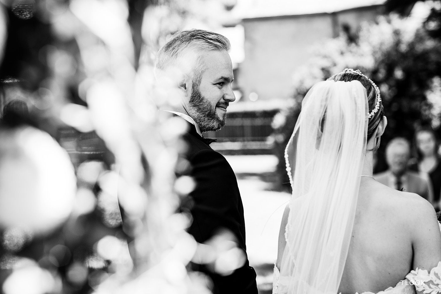 TLOOK photographe de mariage de style documentaire, château de la sarraz lors de la cérémonie le marié regarde la mariée