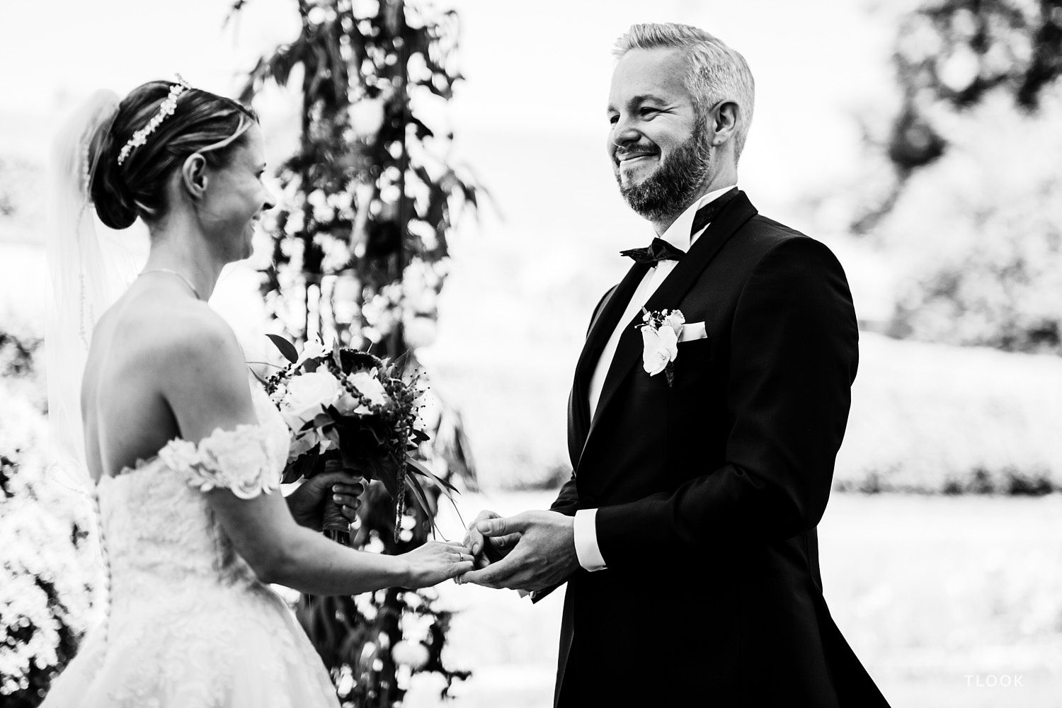 TLOOK photographe de mariage de style documentaire, château de la sarraz lors de la cérémonie les mariés se tiennent par la main