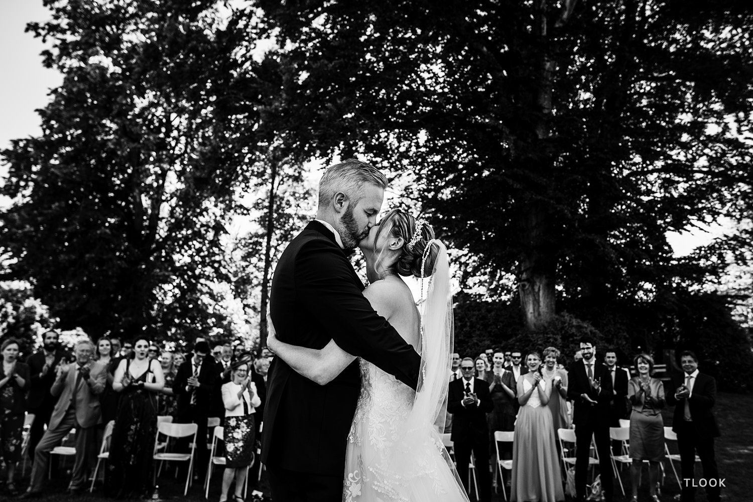 TLOOK photographe de mariage de style documentaire, château de la sarraz lors de la cérémonie les mariés s'embrassent