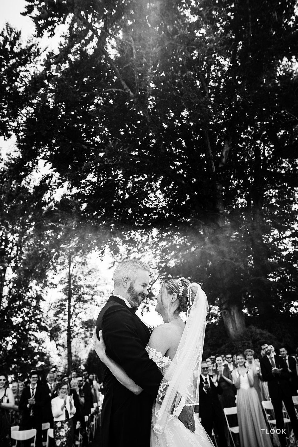 TLOOK photographe de mariage de style documentaire, château de la sarraz lors de la cérémonie les mariés se regardent