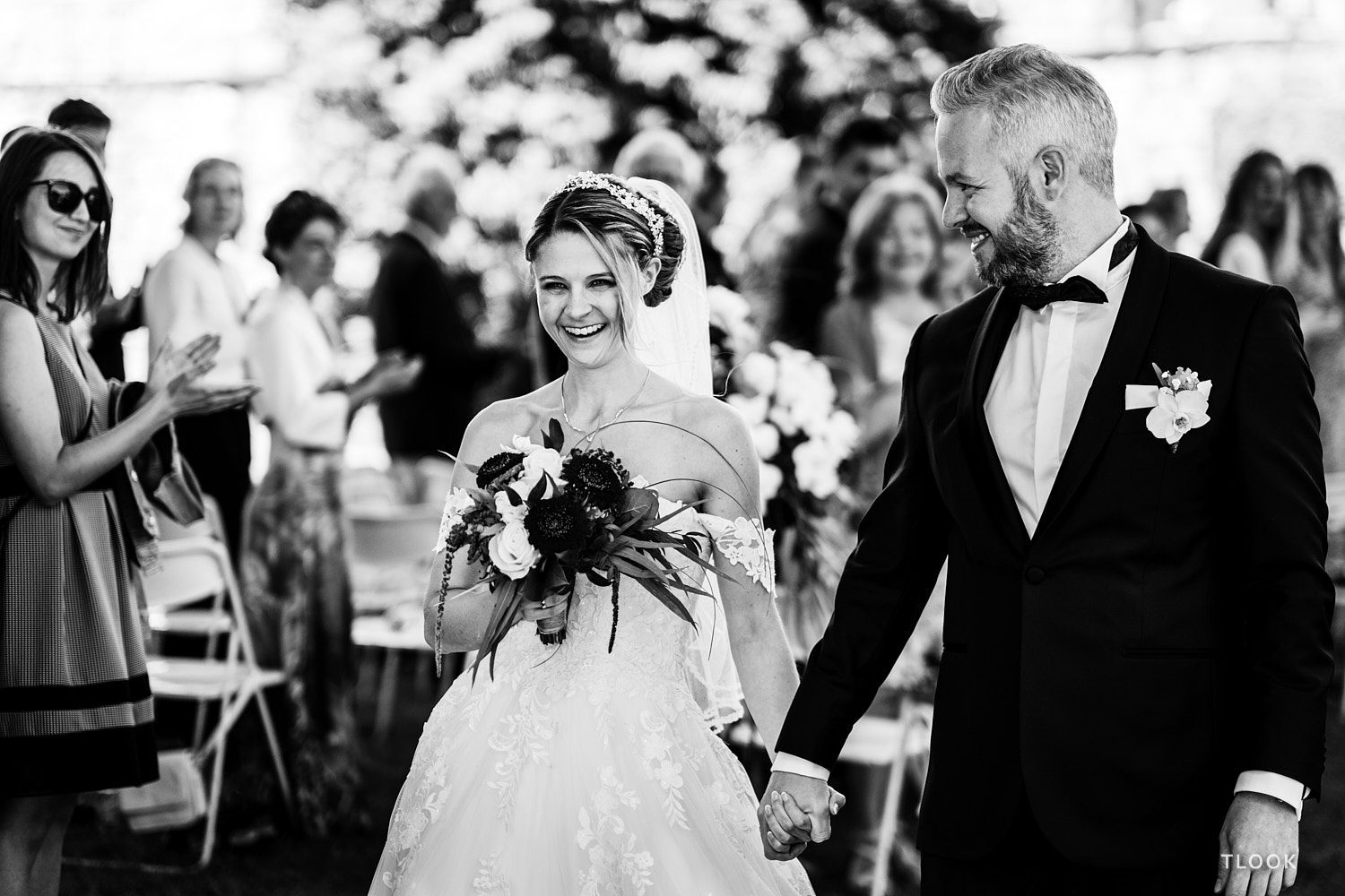 TLOOK photographe de mariage de style documentaire, château de la sarraz fin de la cérémonie les mariés sortent en souriant