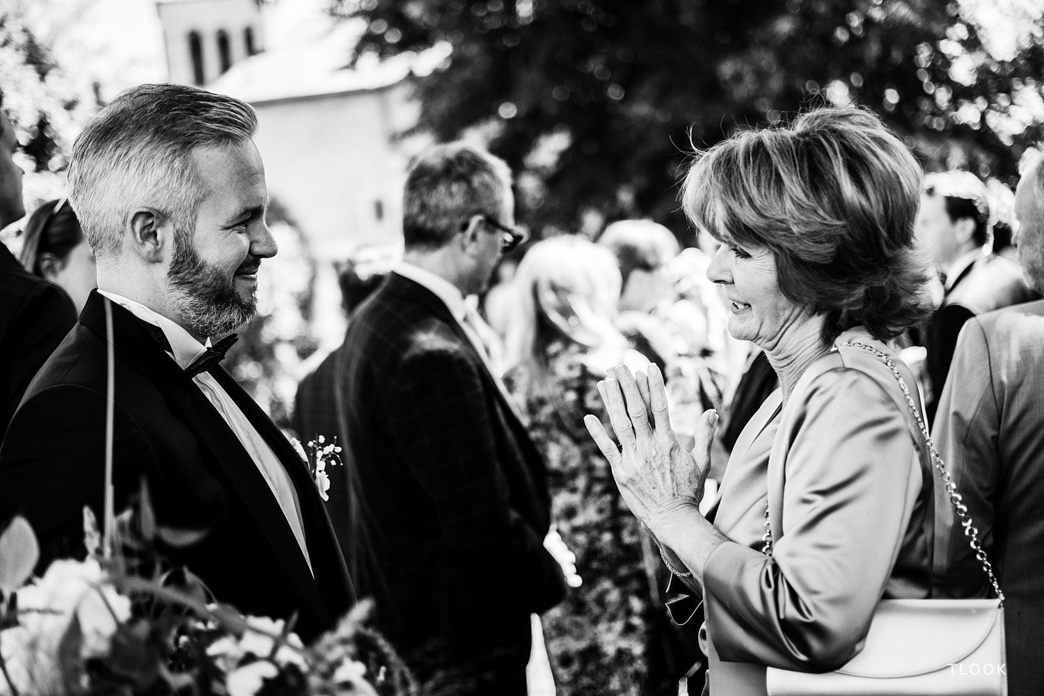 TLOOK photographe de mariage de style documentaire, château de la sarraz le marié discute avec une amie