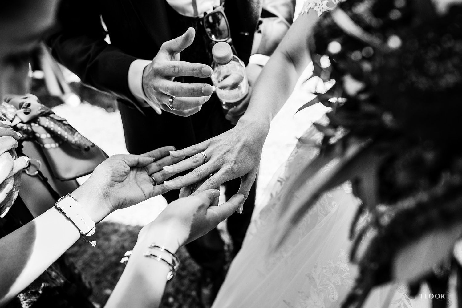 TLOOK photographe de mariage de style documentaire, château de la sarraz la mariée montre son alliance