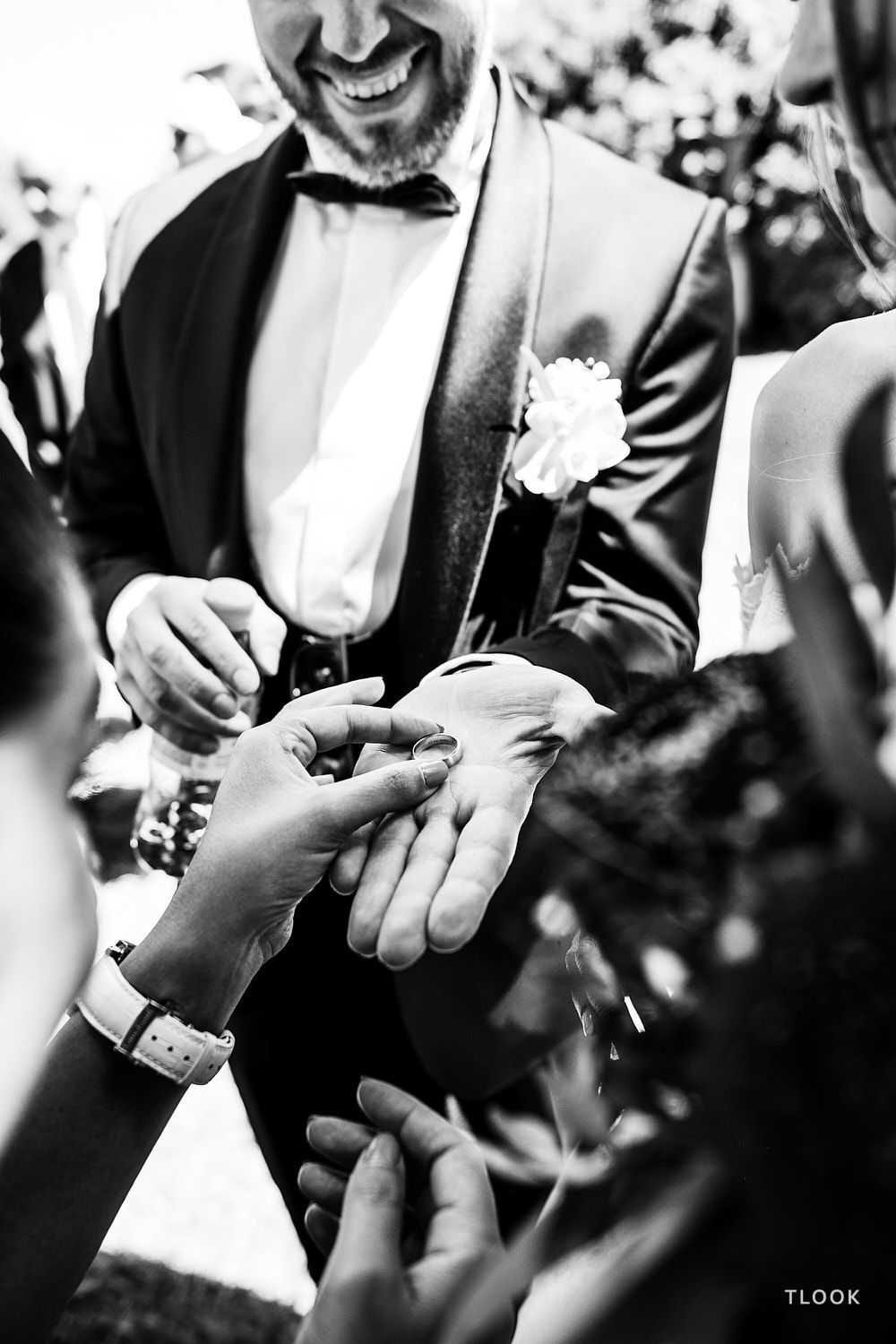 TLOOK photographe de mariage de style documentaire, château de la sarraz le marié montre son alliance