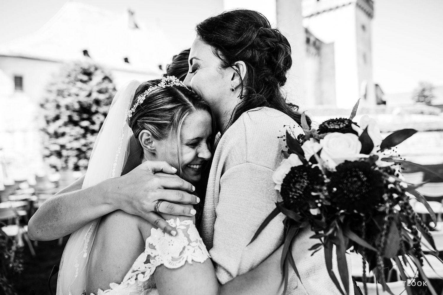 TLOOK photographe de mariage de style documentaire, château de la sarraz la mariée embrasse les invités