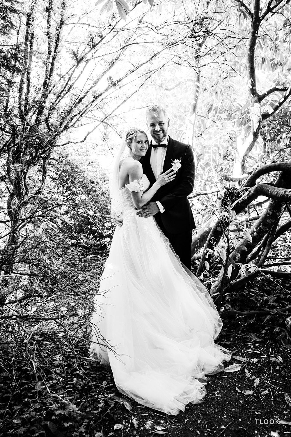 TLOOK photographe de mariage de style documentaire, château de la sarraz mariés dans le parc