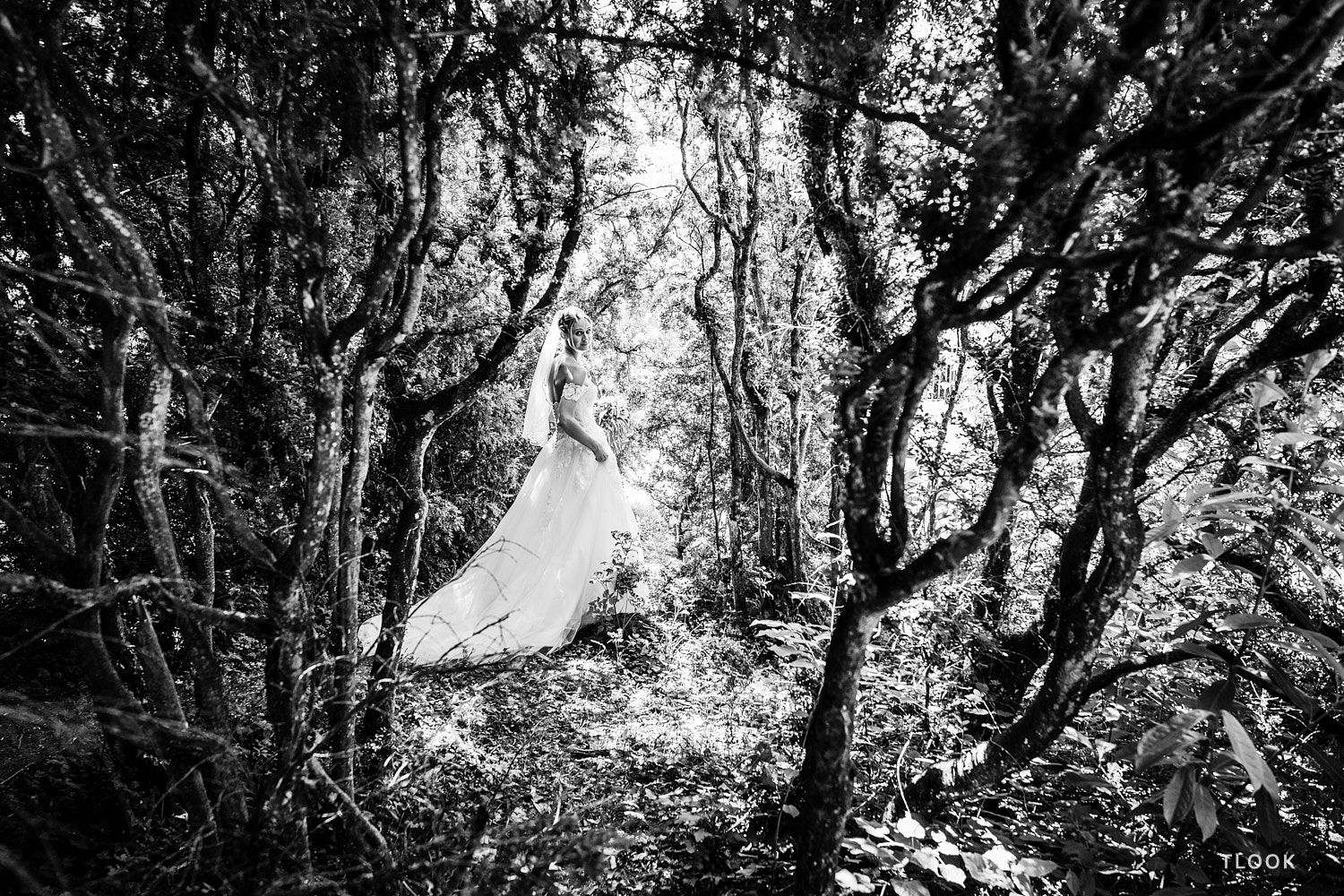TLOOK photographe de mariage de style documentaire, château de la sarraz mariée dans le parc