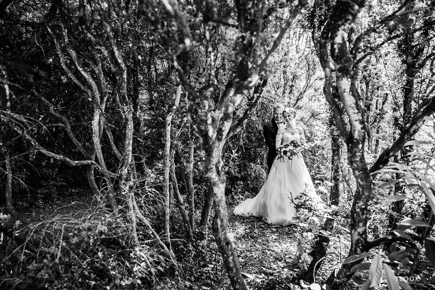 TLOOK photographe de mariage de style documentaire, château de la sarraz mariée dans le parc