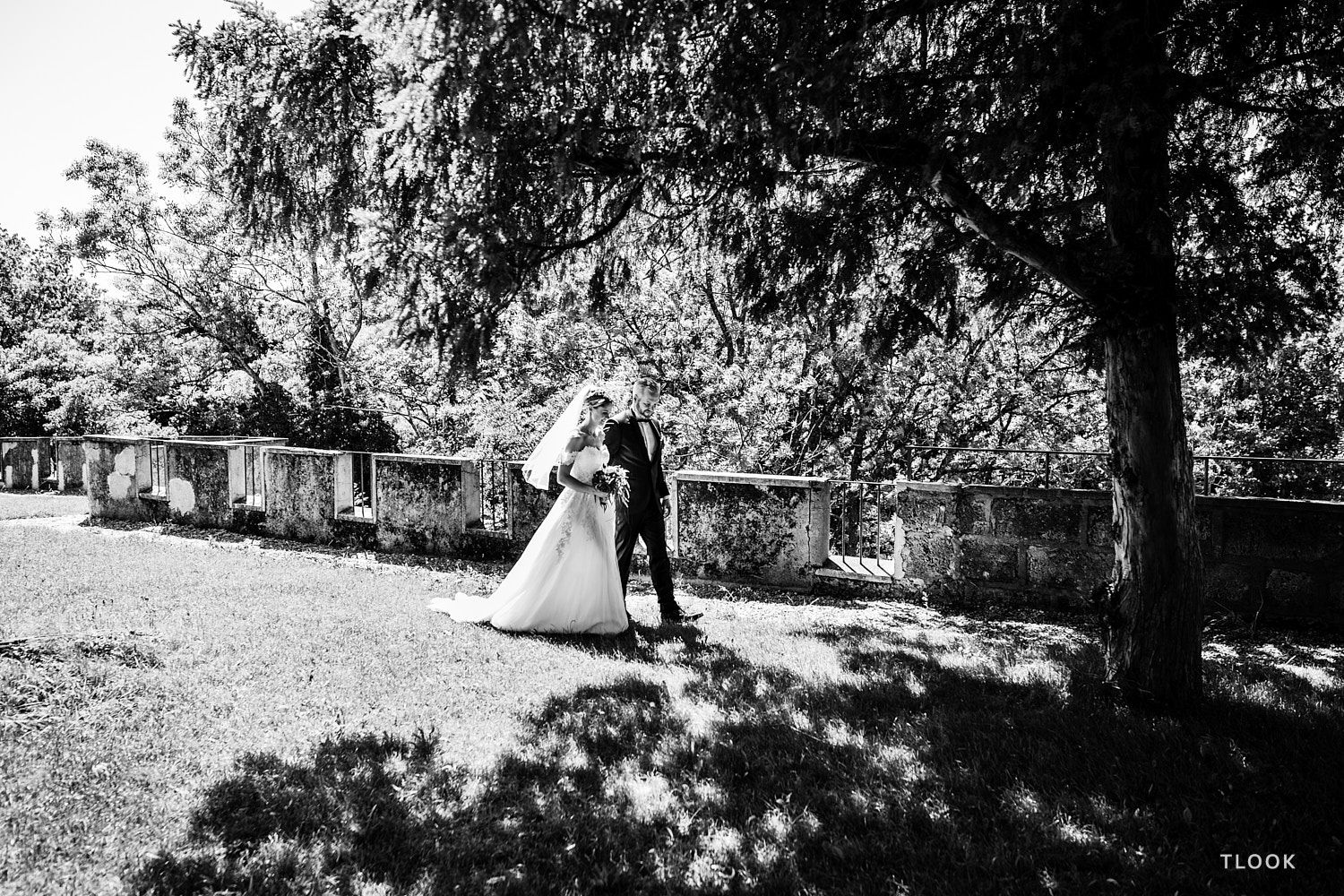 TLOOK photographe de mariage de style documentaire, château de la sarraz mariés dans le parc