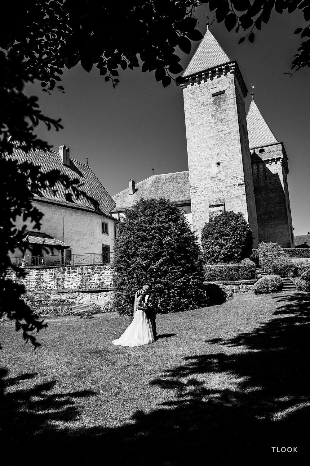 TLOOK photographe de mariage de style documentaire, château de la sarraz mariés dans le parc