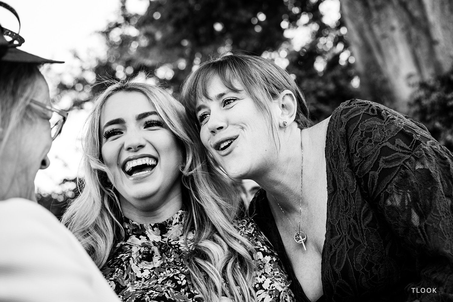 TLOOK photographe de mariage de style documentaire, les invités discutent avec la mariée en rigolant au cocktail au château de la sarraz