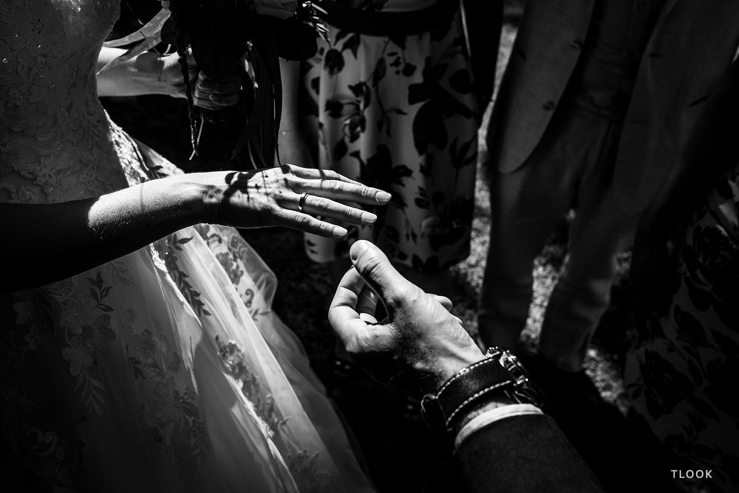 TLOOK photographe de mariage de style documentaire, la mariée montre sa bague à un invité  château de la sarraz