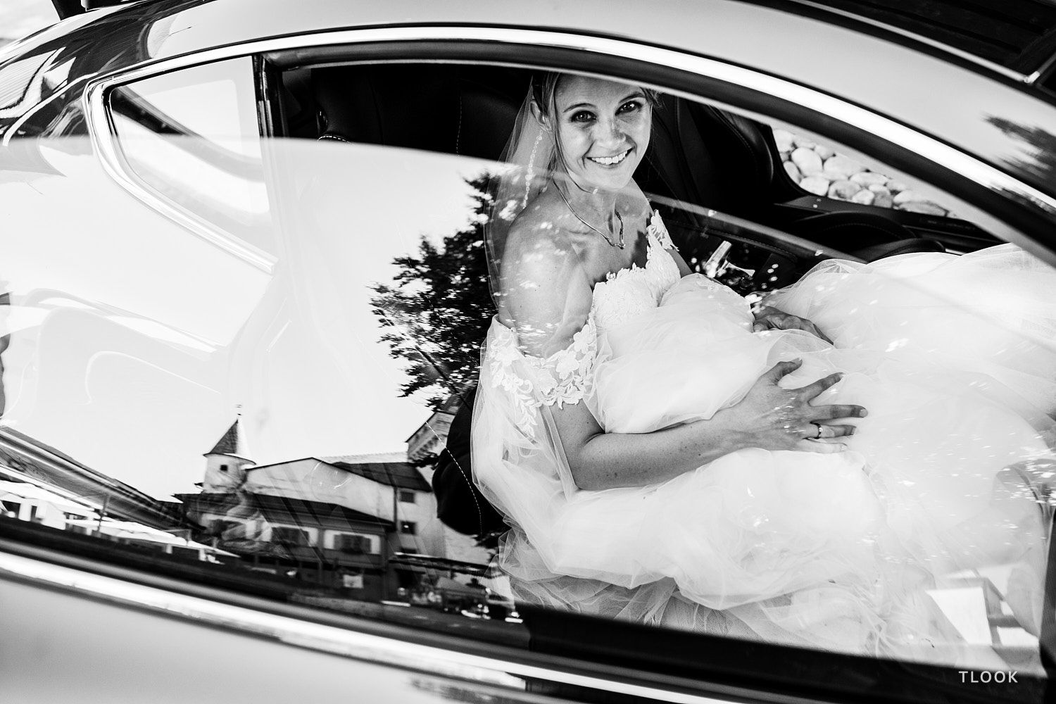 TLOOK photographe de mariage de style documentaire, voiture des mariés portrait de la mariée dans la voiture château de la sarraz