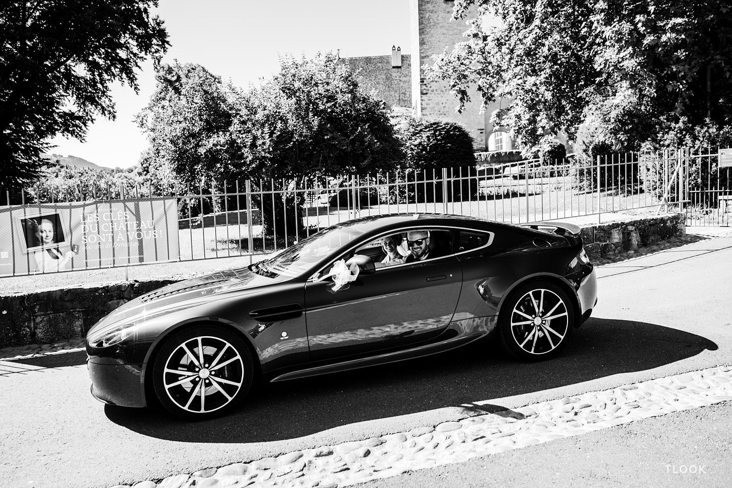 TLOOK photographe de mariage de style documentaire, voiture des mariés  château de la sarraz