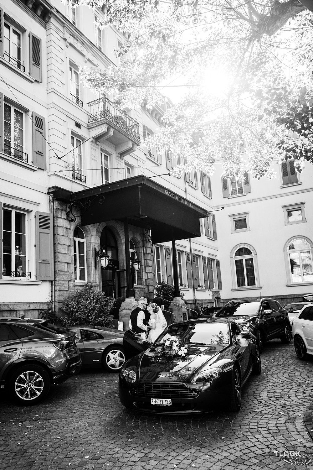 TLOOK photographe de mariage de style documentaire, au grand hôtel du lac cocktail voiture des mariés