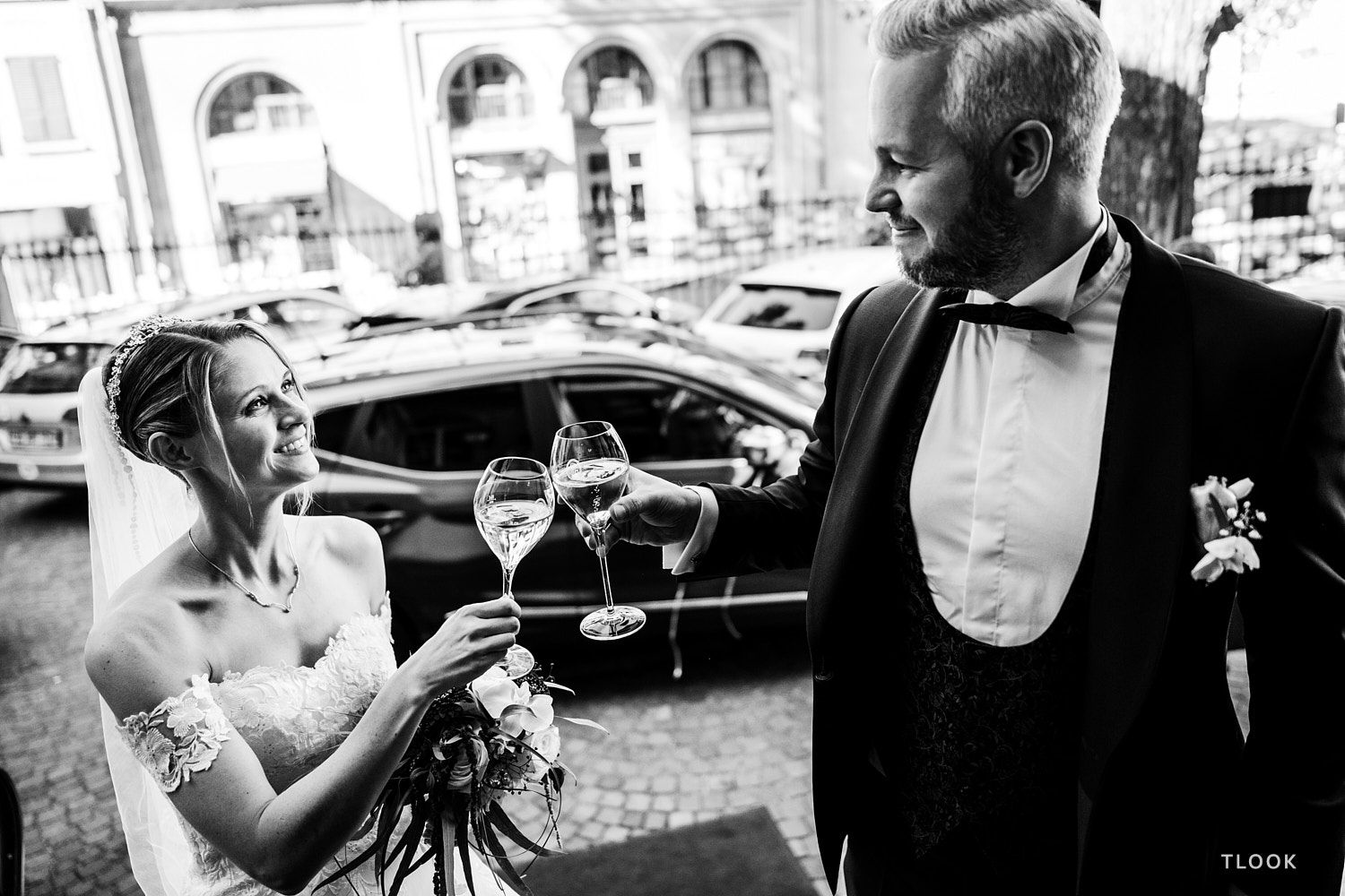 TLOOK photographe de mariage de style documentaire, au grand hôtel du lac cocktail les mariés font santé avec le champagne