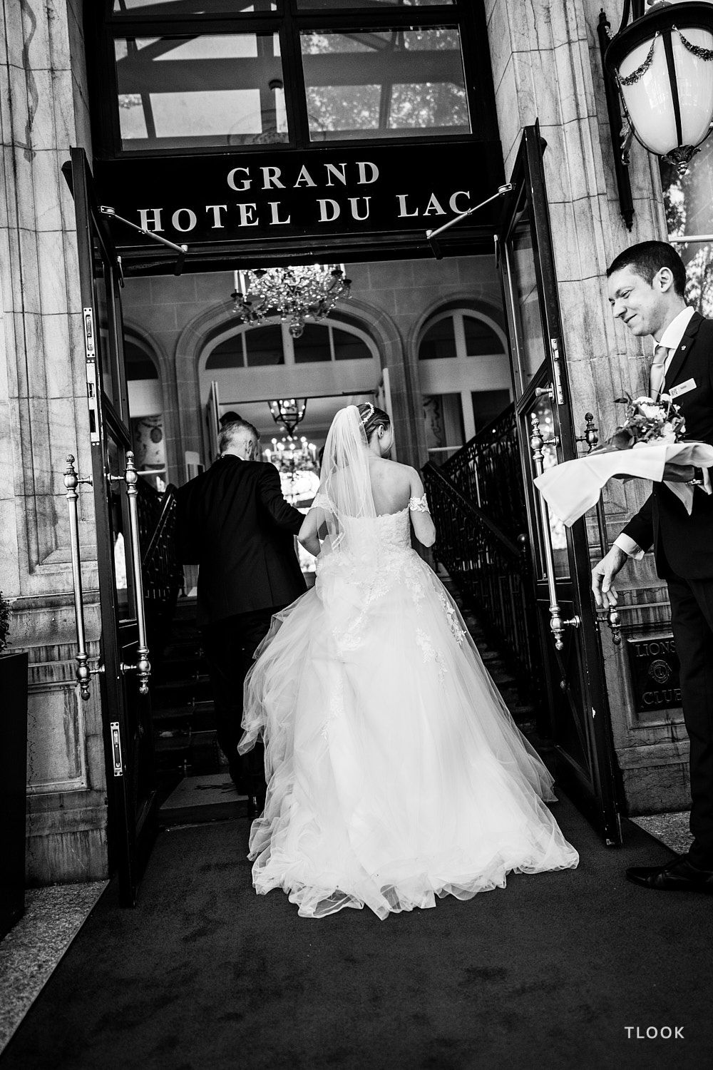 TLOOK photographe de mariage de style documentaire, au grand hôtel du lac cocktail les mariés arrivent