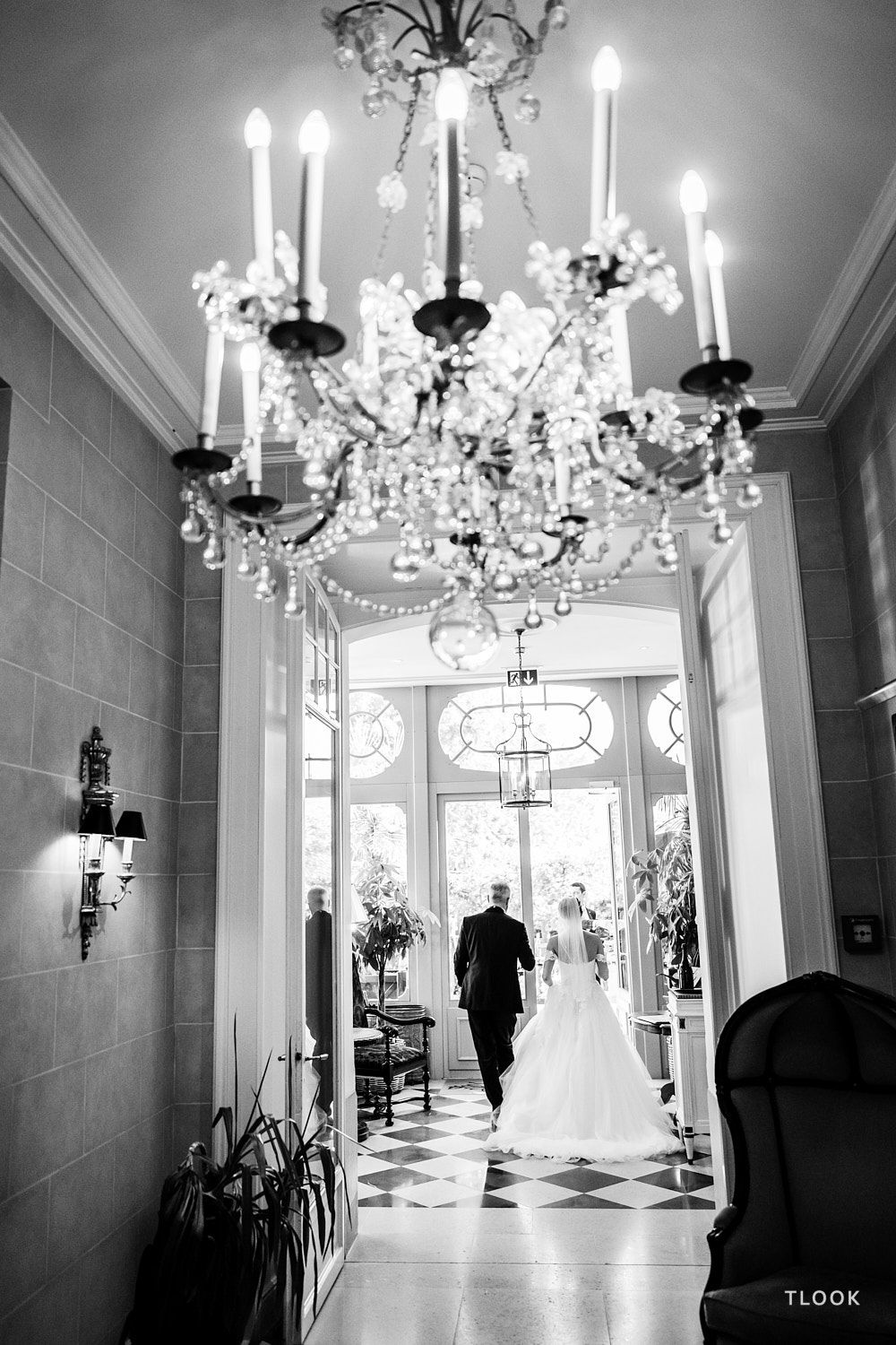 TLOOK photographe de mariage de style documentaire, au grand hôtel du lac cocktail sur la terrasse les mariés arrivent