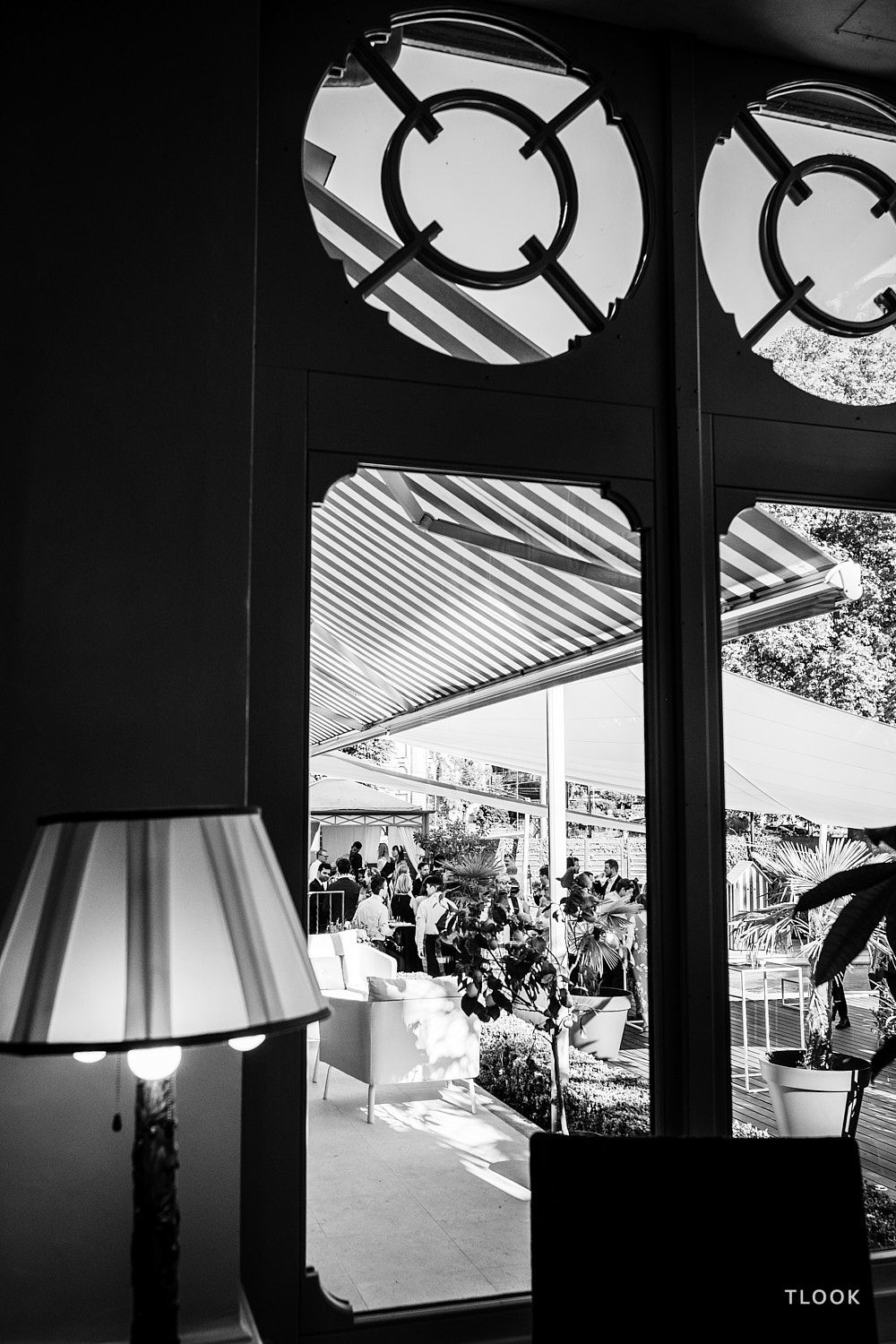 TLOOK photographe de mariage de style documentaire, au grand hôtel du lac cocktail sur la terrasse