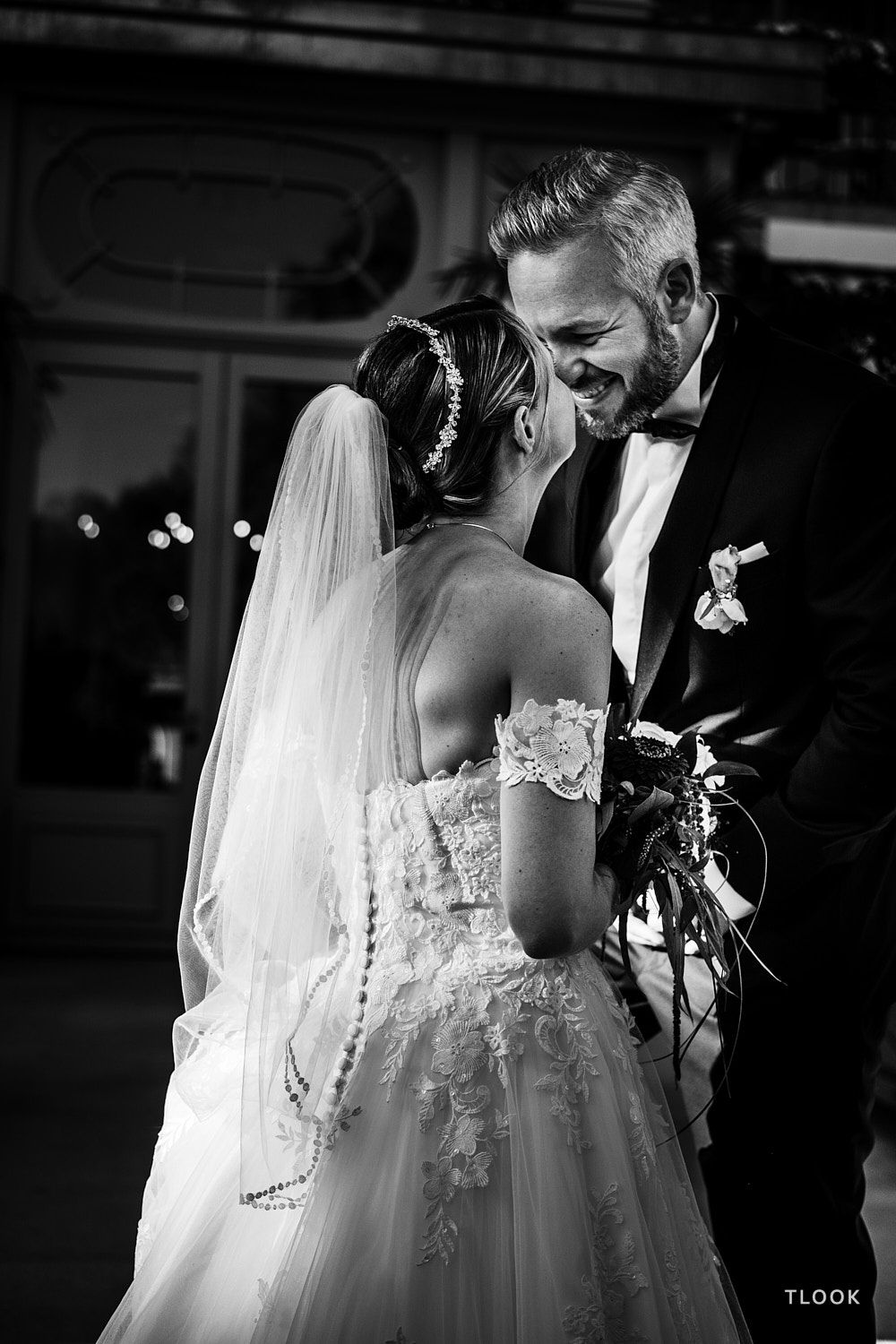 TLOOK photographe de mariage de style documentaire, portrait des mariés au grand hôtel du lac en souriant