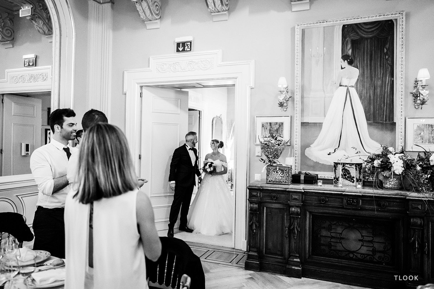 TLOOK photographe de mariage de style documentaire, les mariés entrent dans la salle des mariages au grand hôtel du lac à vevey