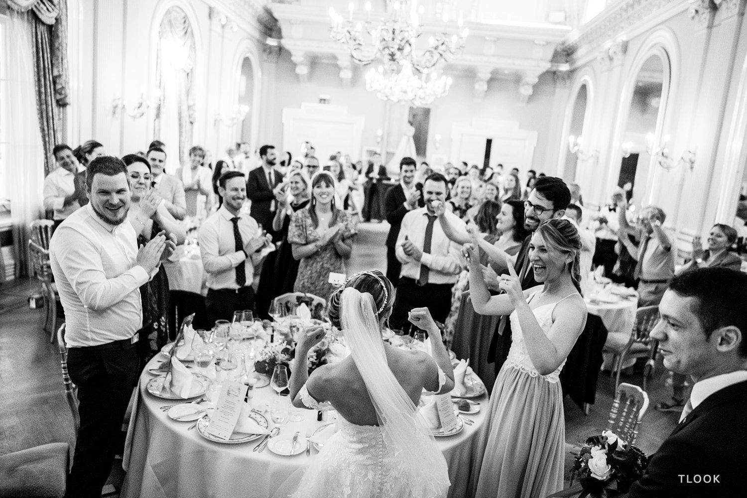 TLOOK photographe de mariage de style documentaire, les invités font santé dans la salle des mariages au grand hôtel du lac à vevey