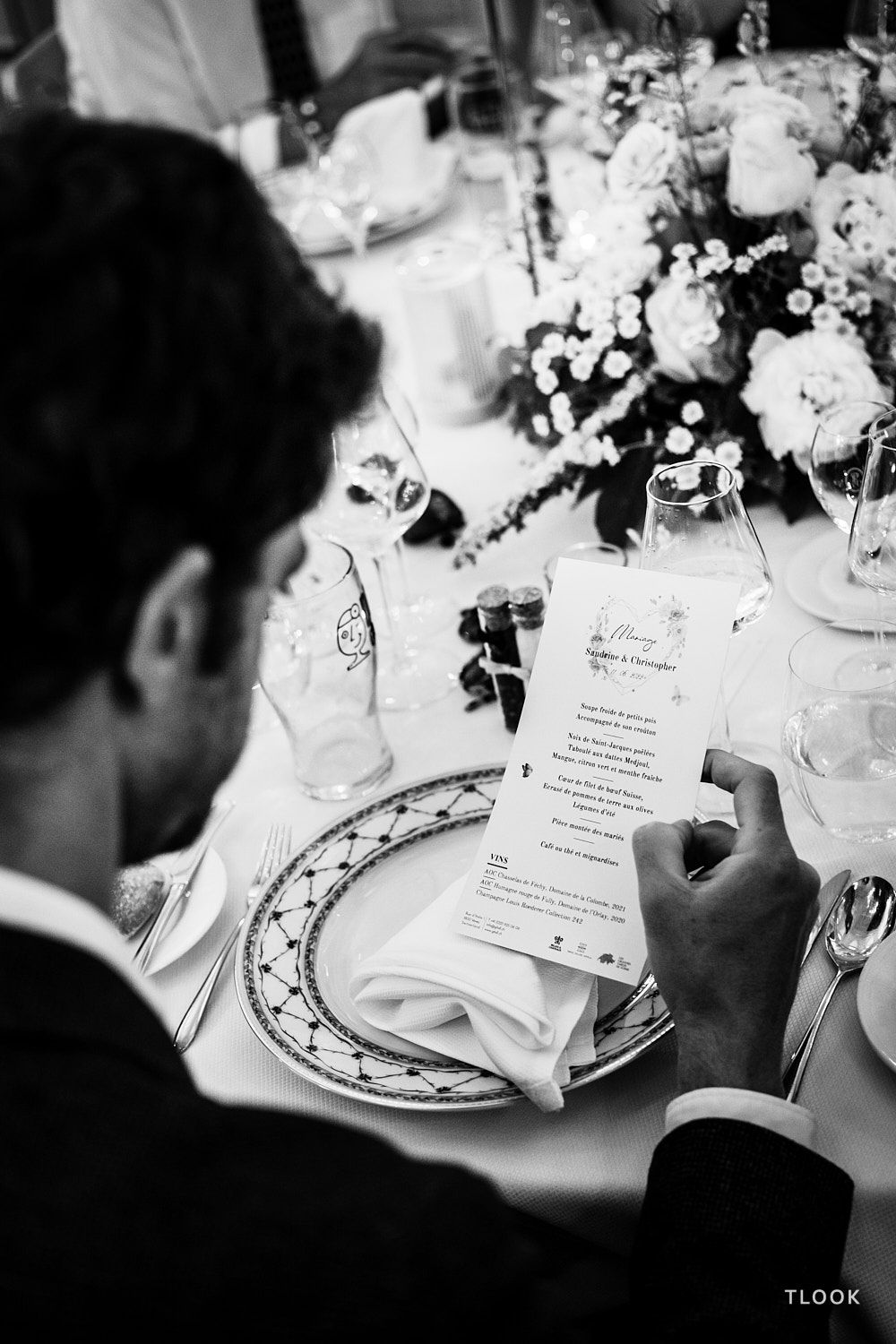 TLOOK photographe de mariage de style documentaire, un invité lit le menu dans la salle des mariages au grand hôtel du lac à vevey