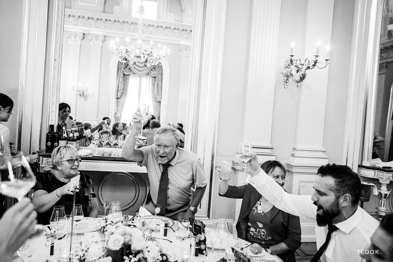 TLOOK photographe de mariage de style documentaire, les invités font santé dans la salle des mariages au grand hôtel du lac à vevey