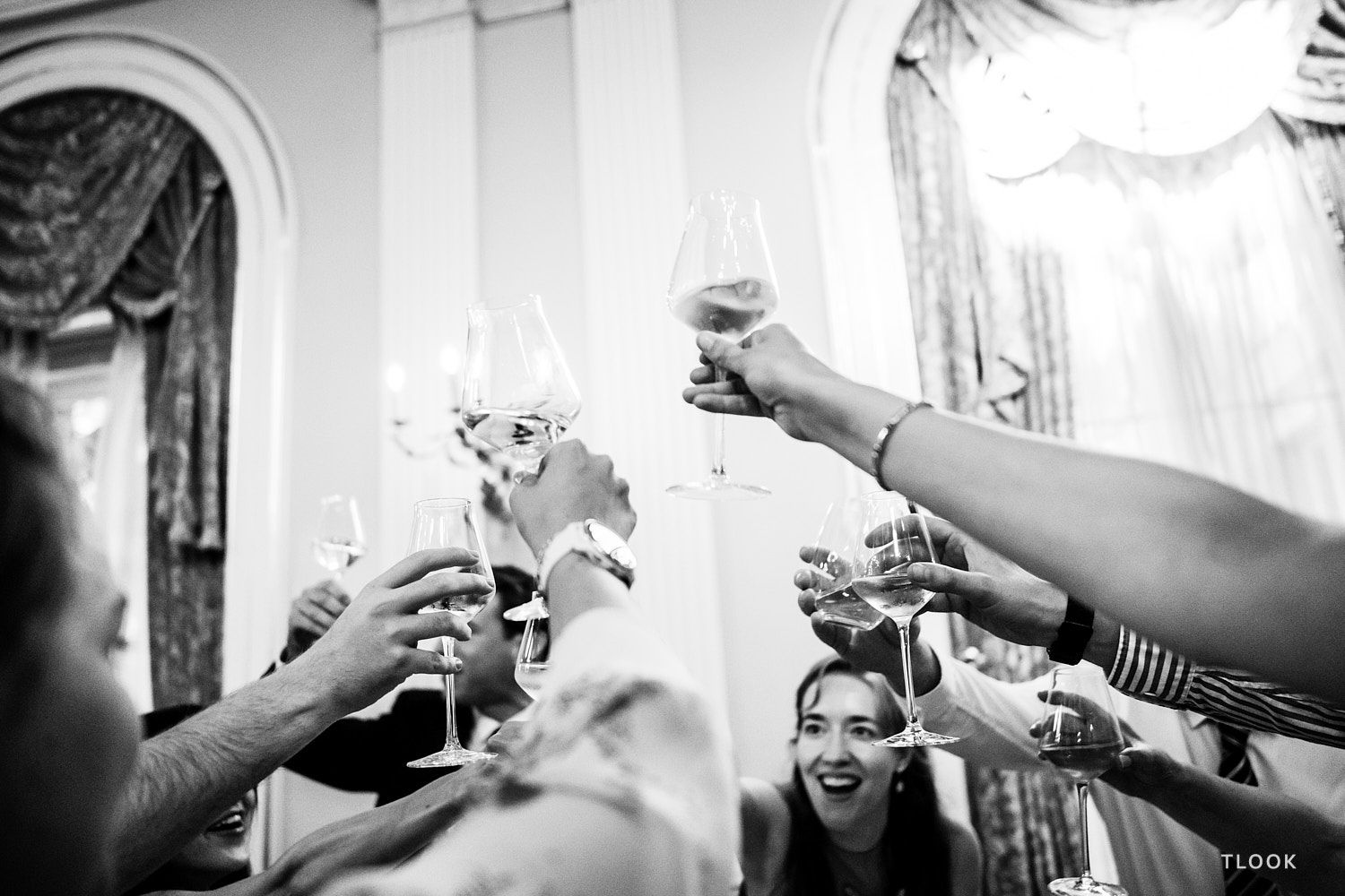 TLOOK photographe de mariage de style documentaire, les invités font santé dans la salle des mariages au grand hôtel du lac à vevey