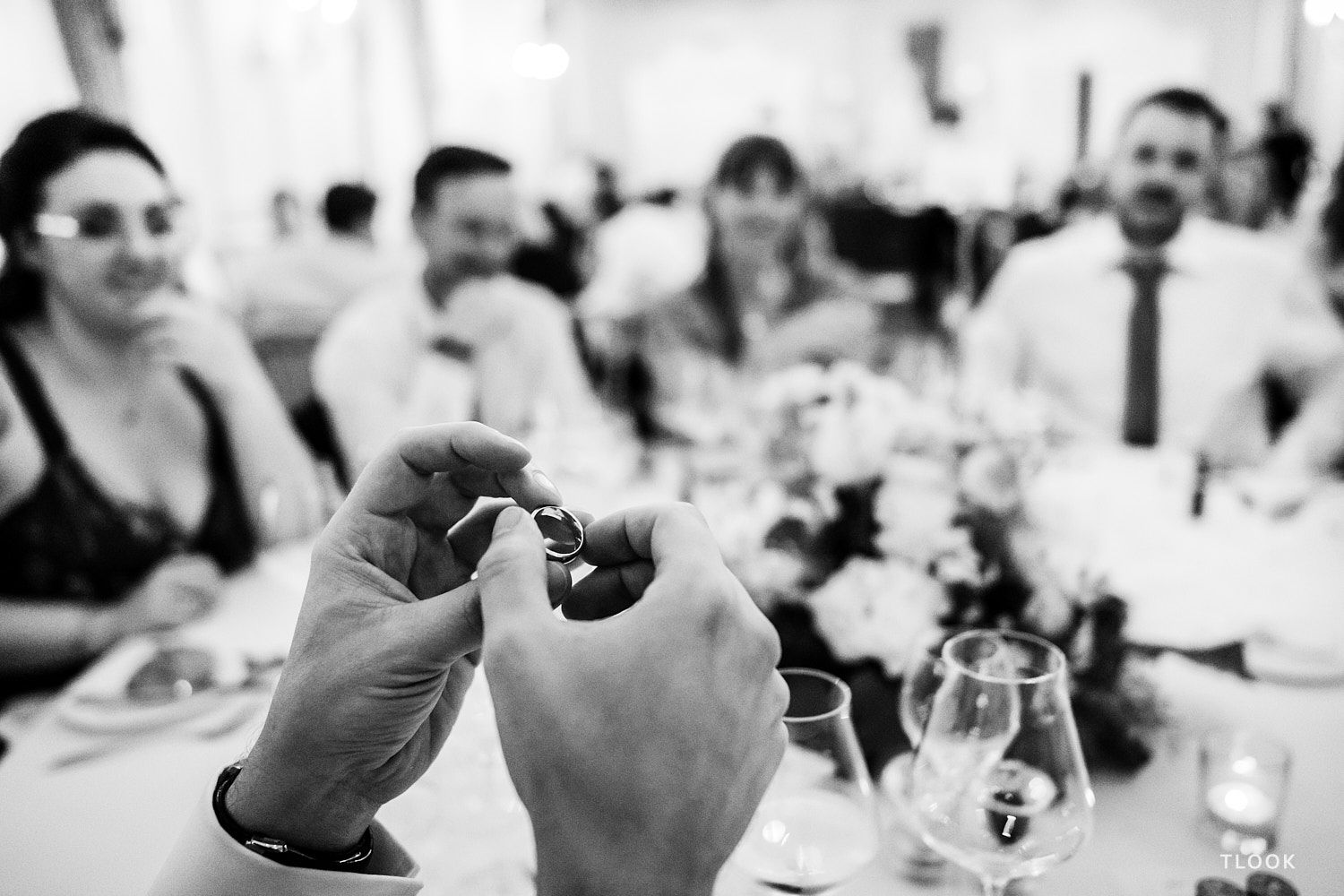 TLOOK photographe de mariage de style documentaire, un invité tient la bague dans la salle des mariages au grand hôtel du lac à vevey