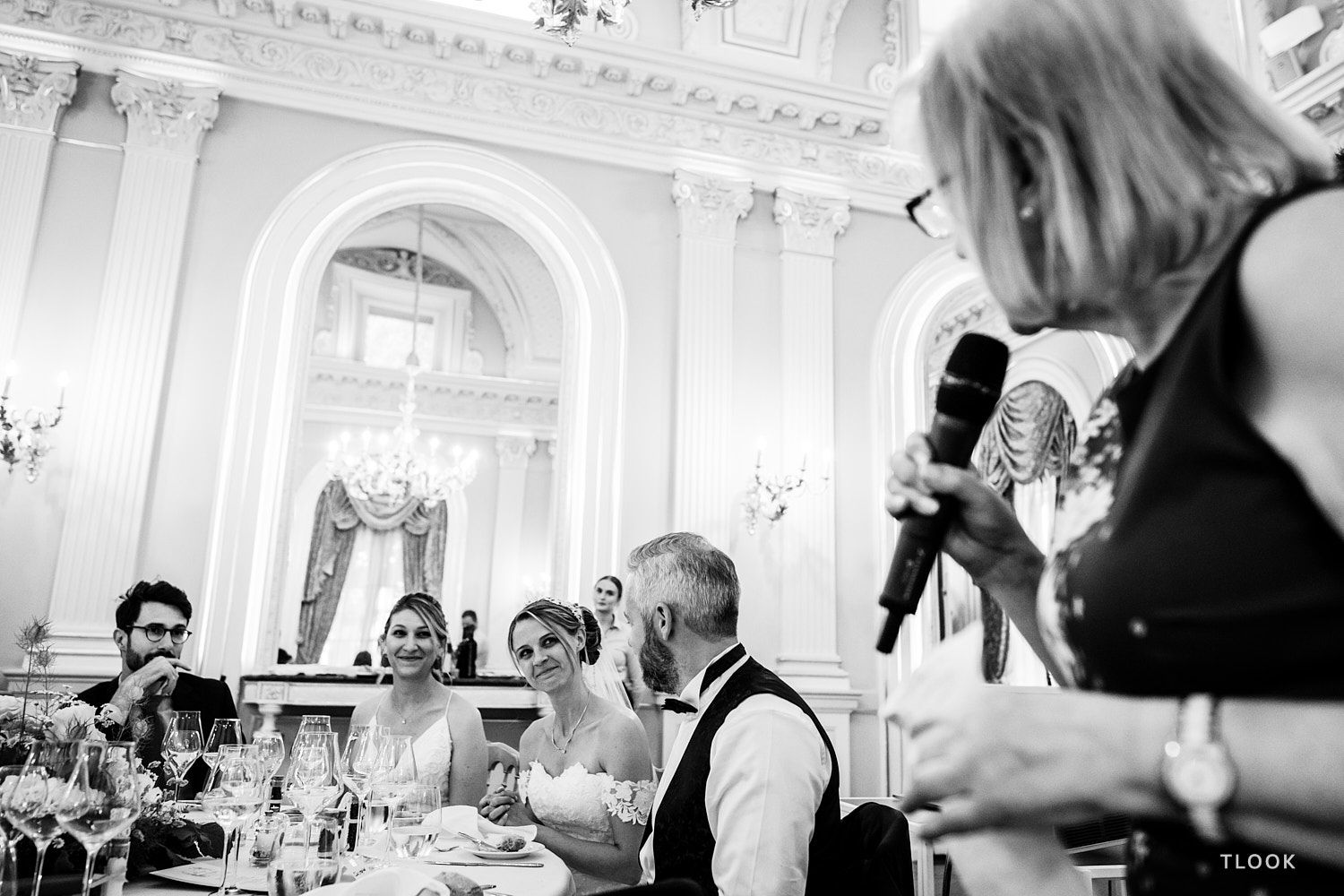 TLOOK photographe de mariage de style documentaire, disours de la maman dans la salle des mariages au grand hôtel du lac à vevey