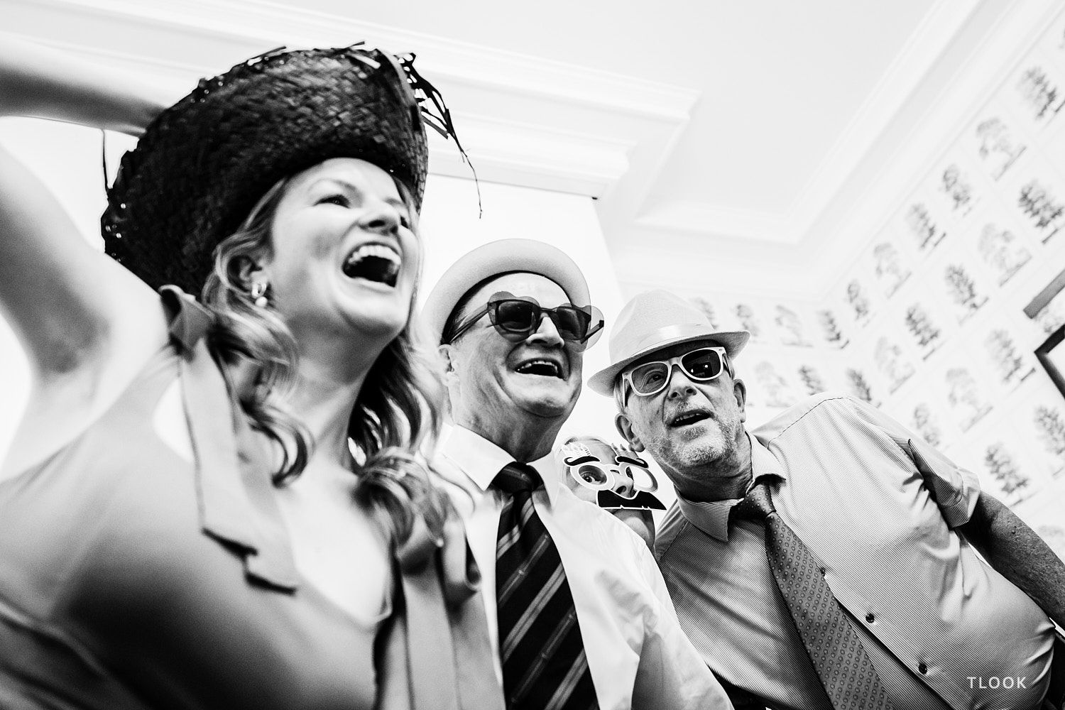 TLOOK photographe de mariage de style documentaire, linvités rigolent dans la salle des mariages au grand hôtel du lac à vevey
