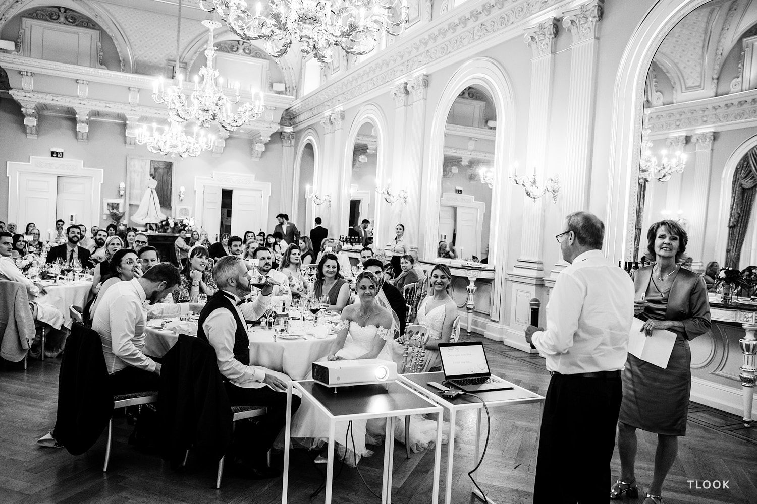 TLOOK photographe de mariage de style documentaire, discours du papa dans la salle des mariages au grand hôtel du lac à vevey