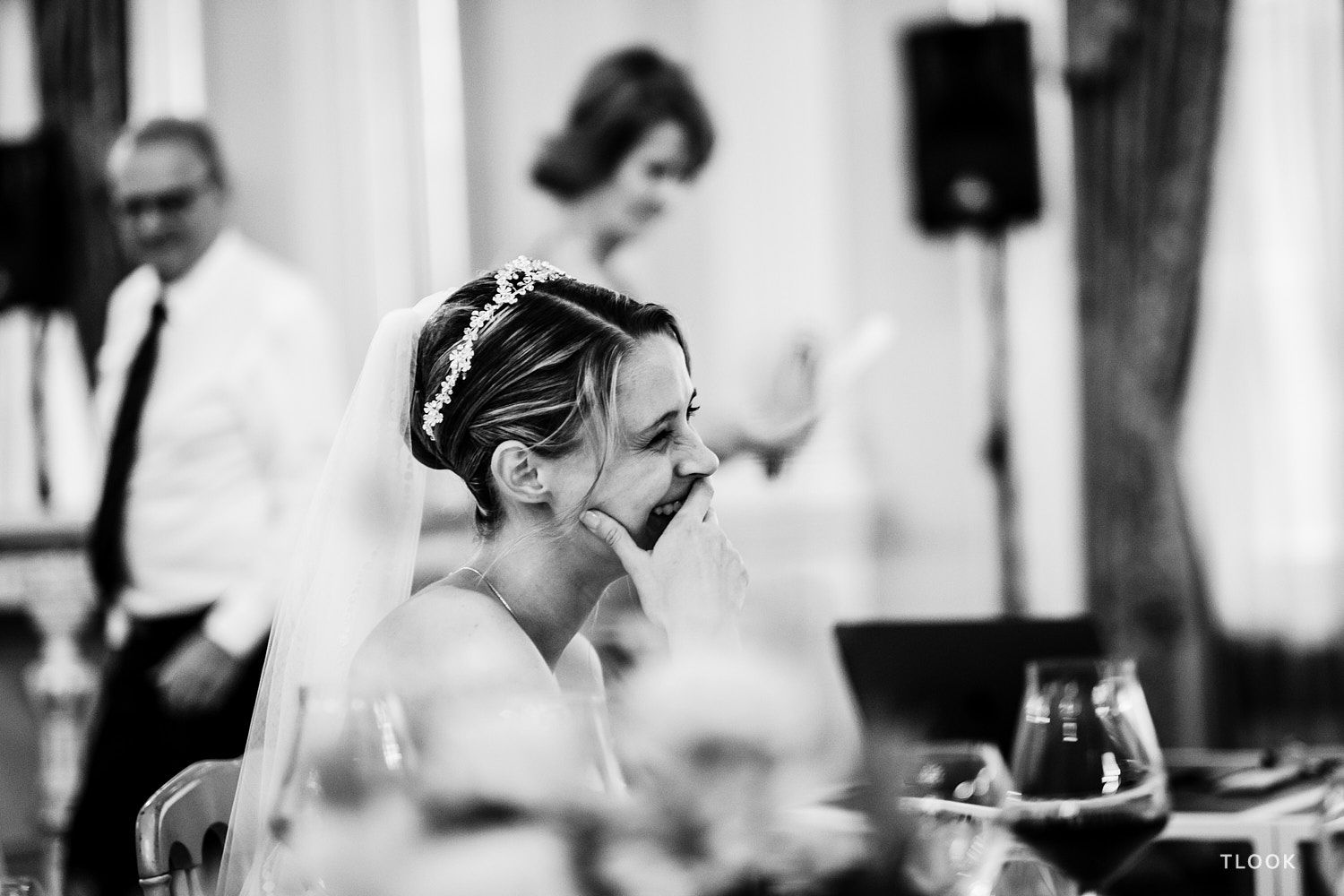 TLOOK photographe de mariage de style documentaire, la mariée rigolent dans la salle des mariages au grand hôtel du lac à vevey