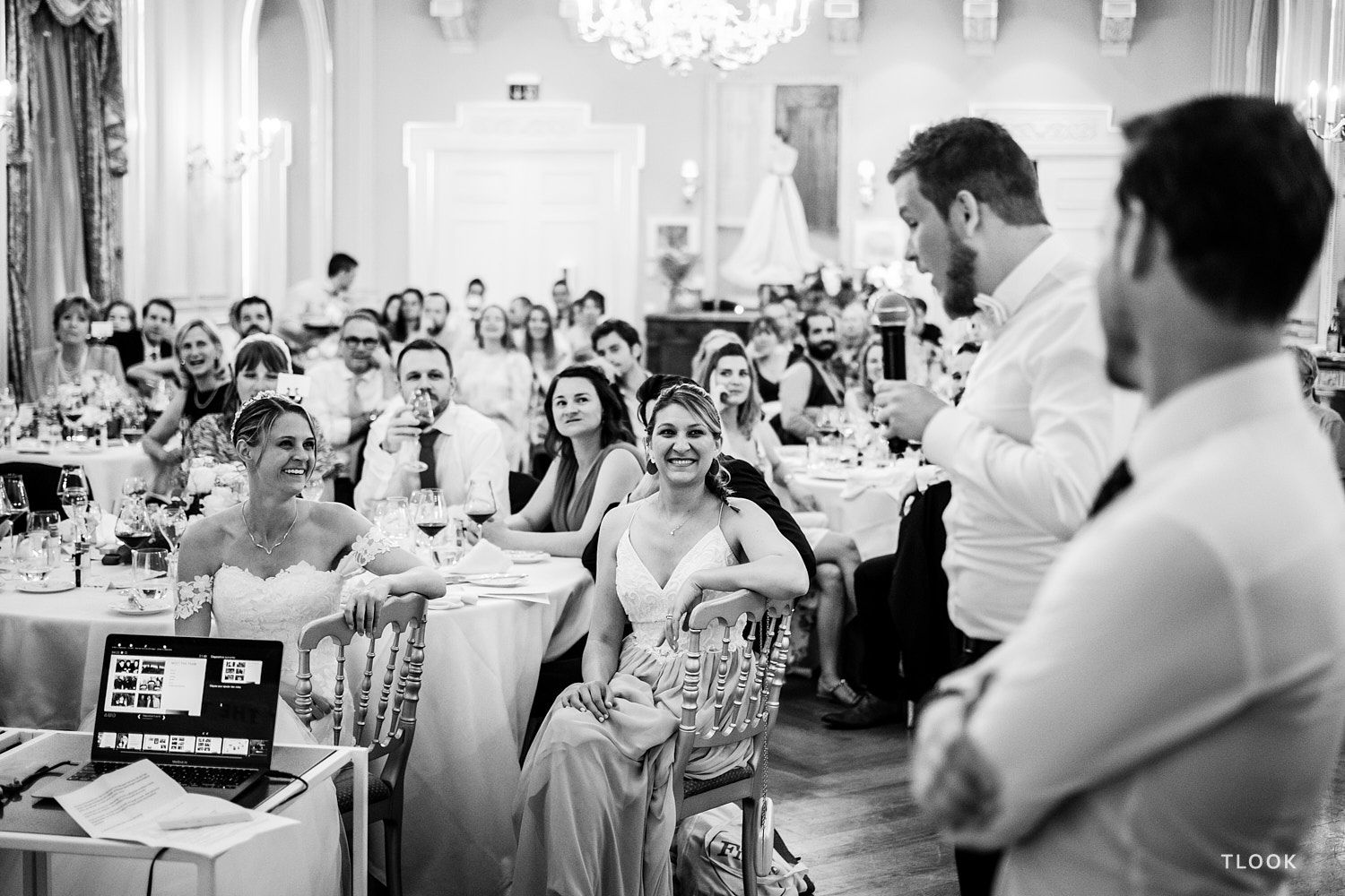 TLOOK photographe de mariage de style documentaire, les mariés rigolent dans la salle des mariages au grand hôtel du lac à vevey