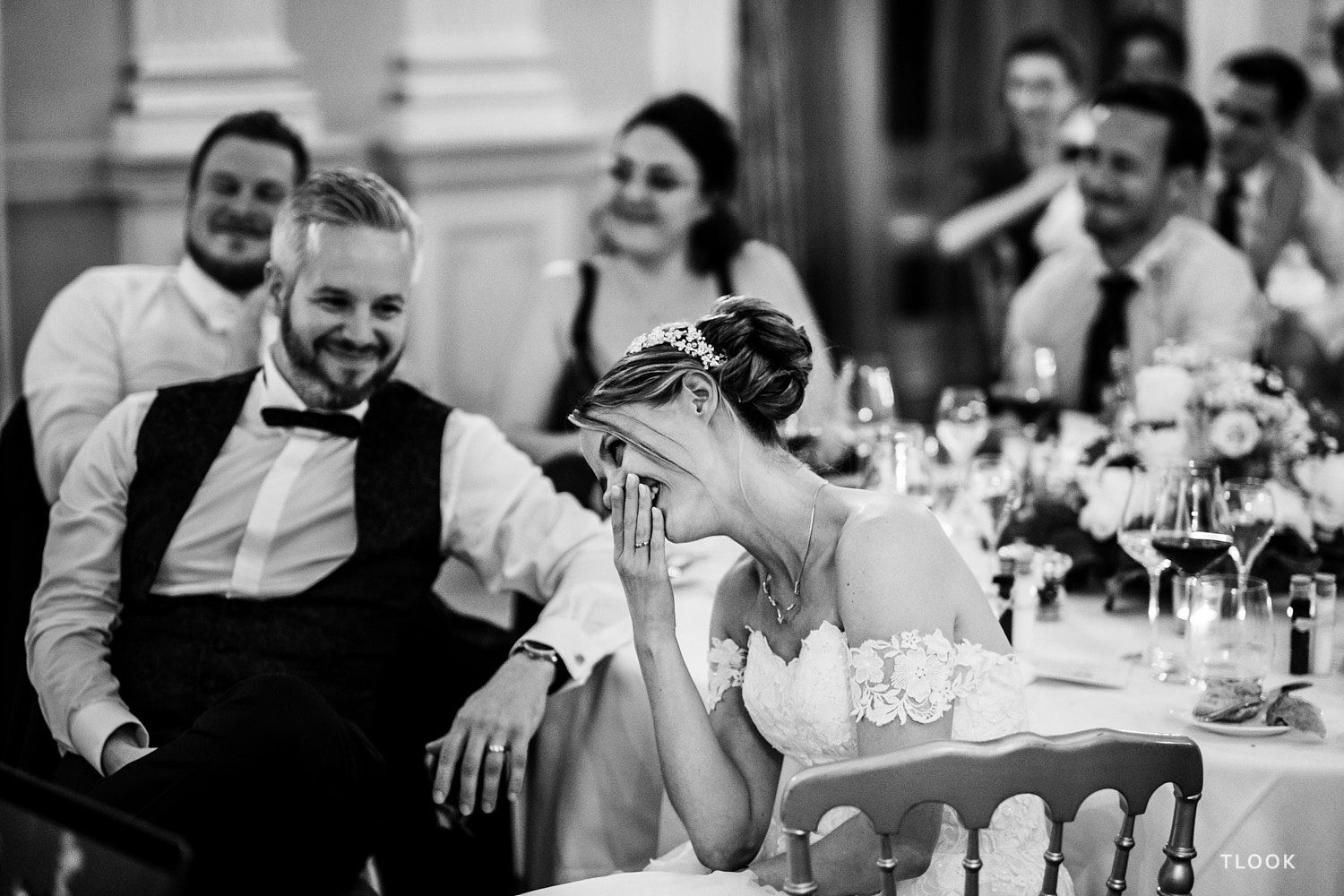 TLOOK photographe de mariage de style documentaire, les mariés rigolent dans la salle des mariages au grand hôtel du lac à vevey