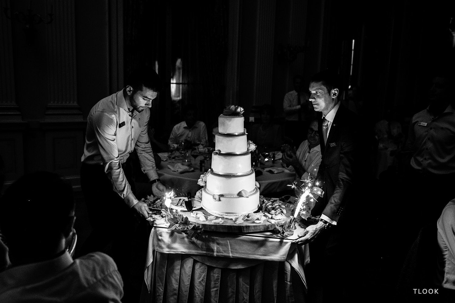 TLOOK photographe de mariage de style documentaire, coupe du gâteaux au grand hôtel du lac à vevey