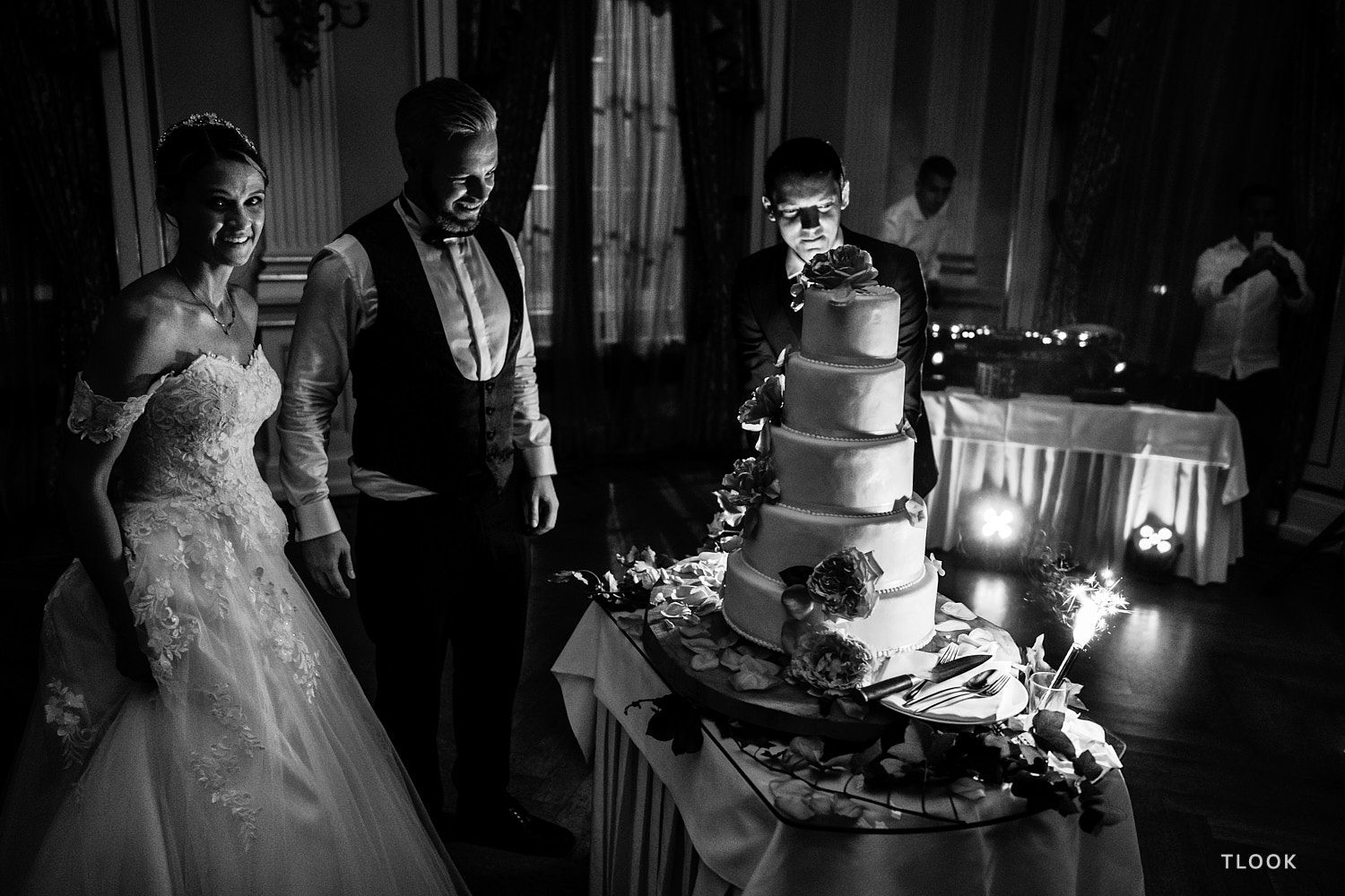TLOOK photographe de mariage de style documentaire, coupe du gâteaux avec les mariés au grand hôtel du lac à vevey